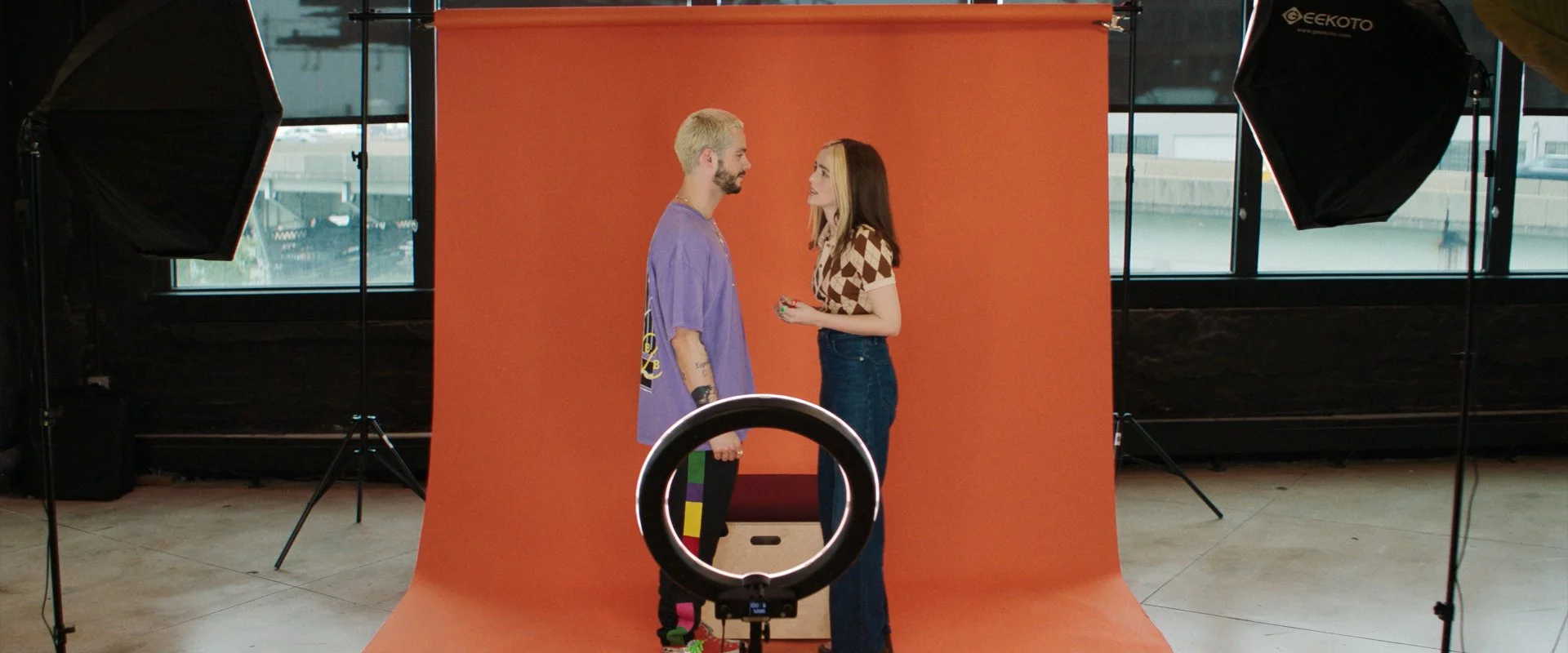  Dylan O'Brien and Zoey Deutch in the film NOT OKAY. Courtesy of Searchlight Pictures. © 2022 20th Century  