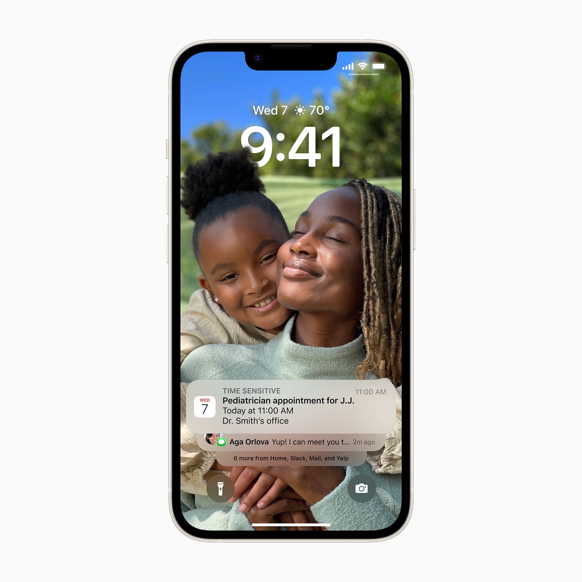 Apple-iOS-16-iPhone-14-Lock-Screen-notifications-demo.jpg