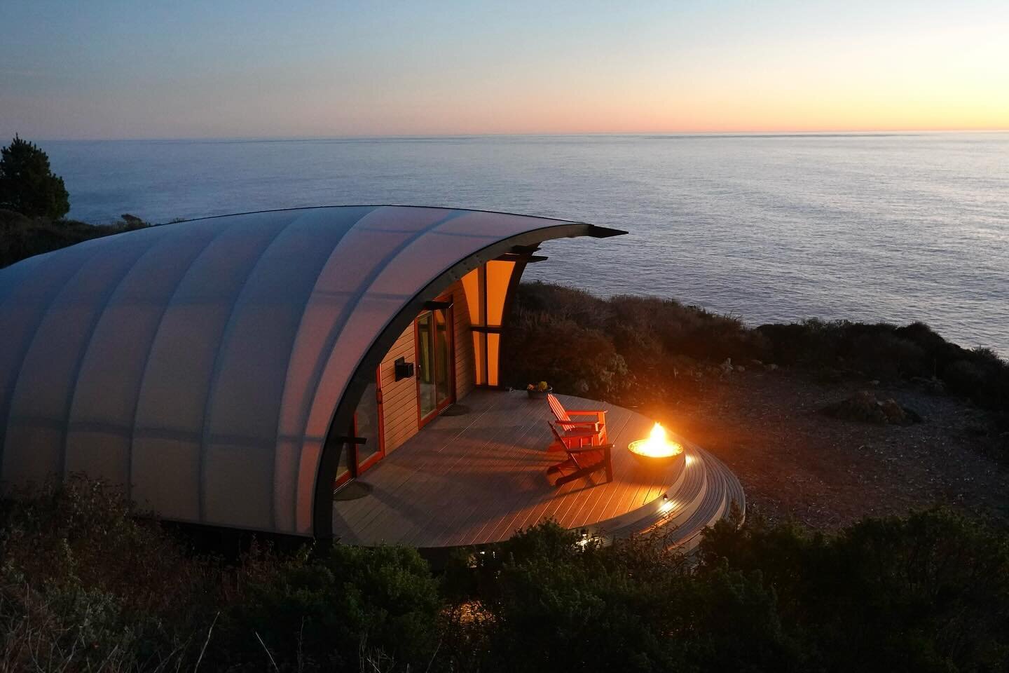 Glowing inside and out&hellip; the Autonomous Tent at Treebones Resort
.
.
.
.
.
#autonomoustent #treebonesresort #bigsur #california #sunset #campfire #oceanview #glamping #luxurytravel #oceanlover #travel #sunsetlovers #sunsetphotography #architect