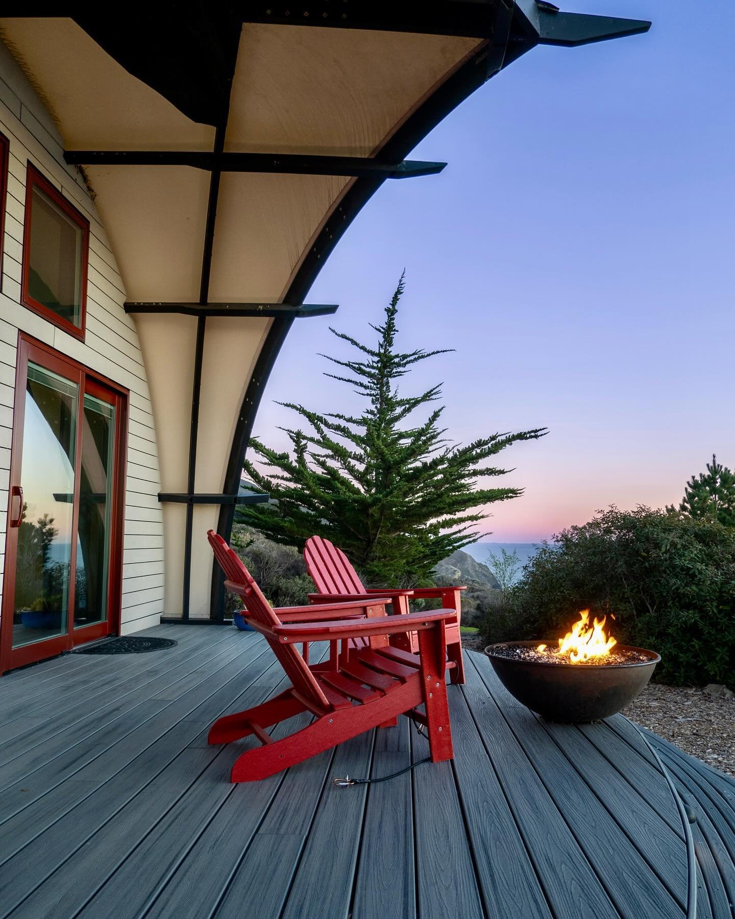 Stay in the Autonomous Tent at @treebonesresort and enjoy the sunset by the fire on your private deck overlooking the Pacific Ocean. Big Sur, CA USA🔥 
.
.
.
.
.
#autonomoustent #campfire #treebonesresort #bigsur #sunset #firebowl #view #oceanview #g