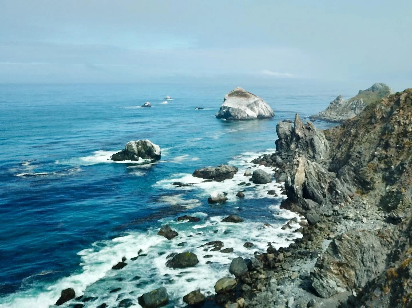 📍 San Martin Rock, Big Sur, CA 
#hiking #hikingadventures #SanMartinRock #BigSur #californiacoast #wanderlust #roadtrip #hwy1 #californiadreaming #ocean #view #viewfromthetop #travel #landscapephotography