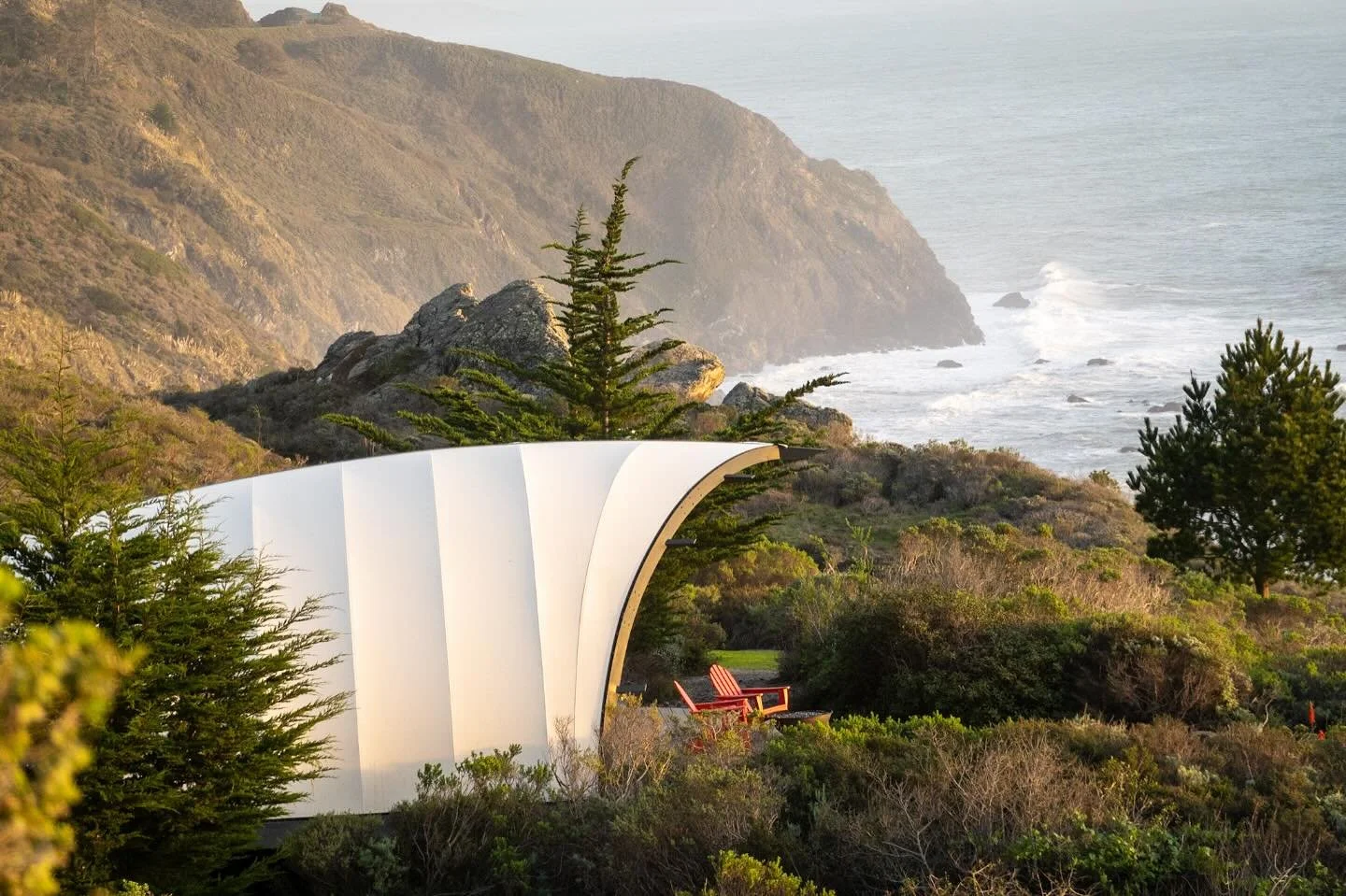 When the ocean becomes your lullaby&hellip;
Wake up to waves crashing below the cliffside and views that feel like a dream. The Autonomous Tent at Treebones Resort is the perfect blend of wild and serene&mdash;luxury in Big Sur CA.
#TreebonesResort #