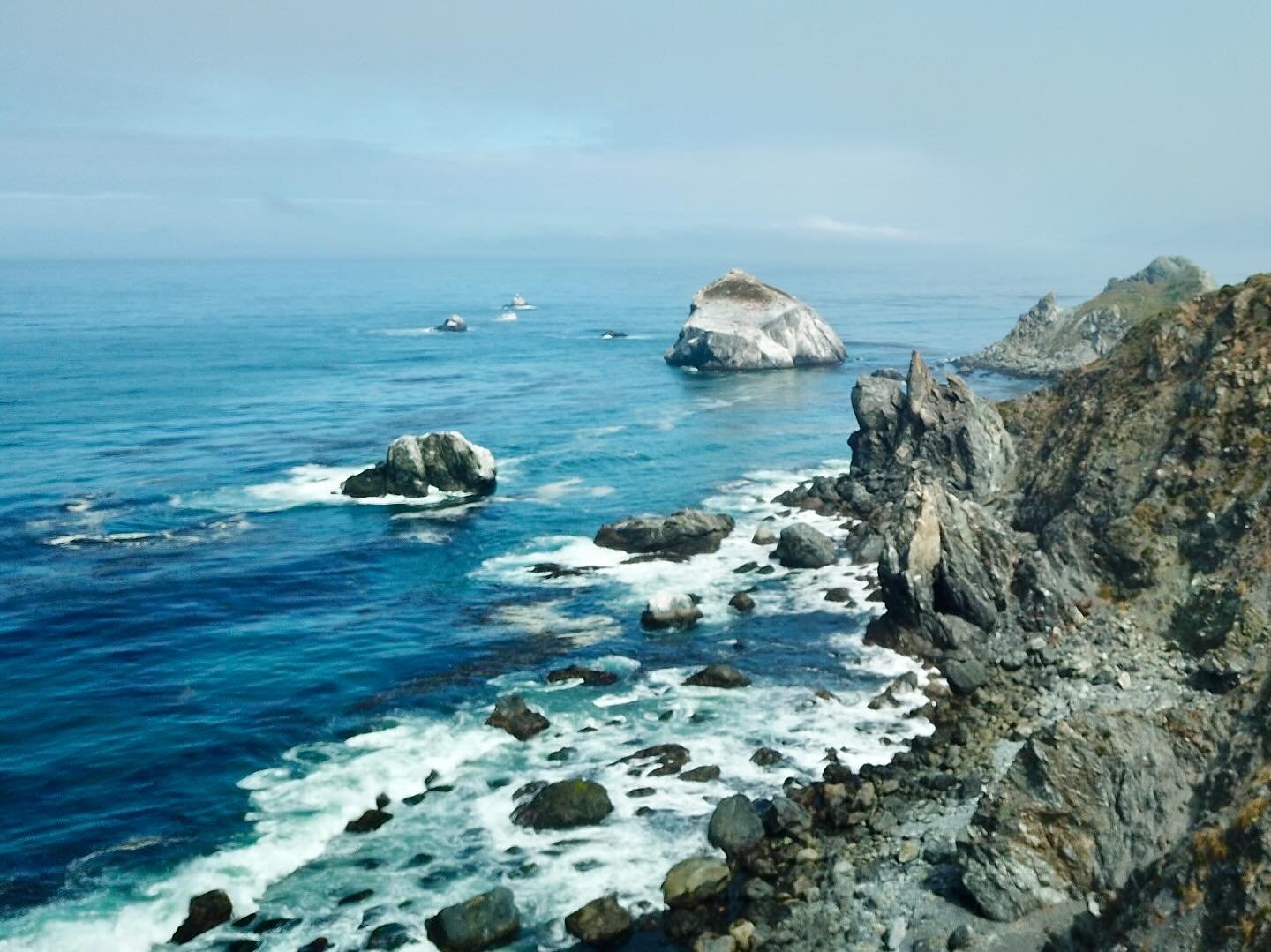 📍 San Martin Rock, Big Sur, CA 
#hiking #hikingadventures #SanMartinRock #BigSur #californiacoast #wanderlust #roadtrip #hwy1 #californiadreaming #ocean #view #viewfromthetop #travel #landscapephotography