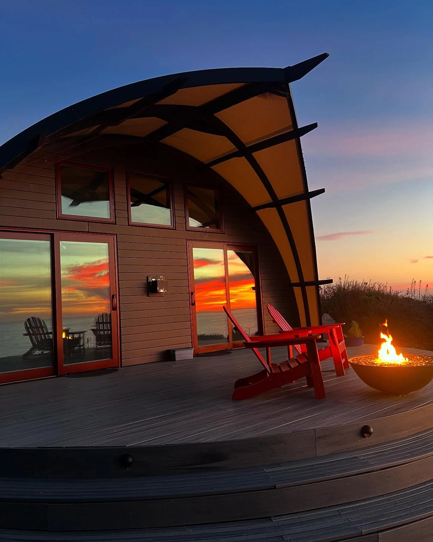 Golden hour magic at Treebones Resort 🌅✨ The sunset paints its reflection on the Autonomous Tent at Treebones Resort in Big Sur CA. 

A perfect blend of nature and comfort - book your next stay and enjoy this ocean view sunset from your private deck