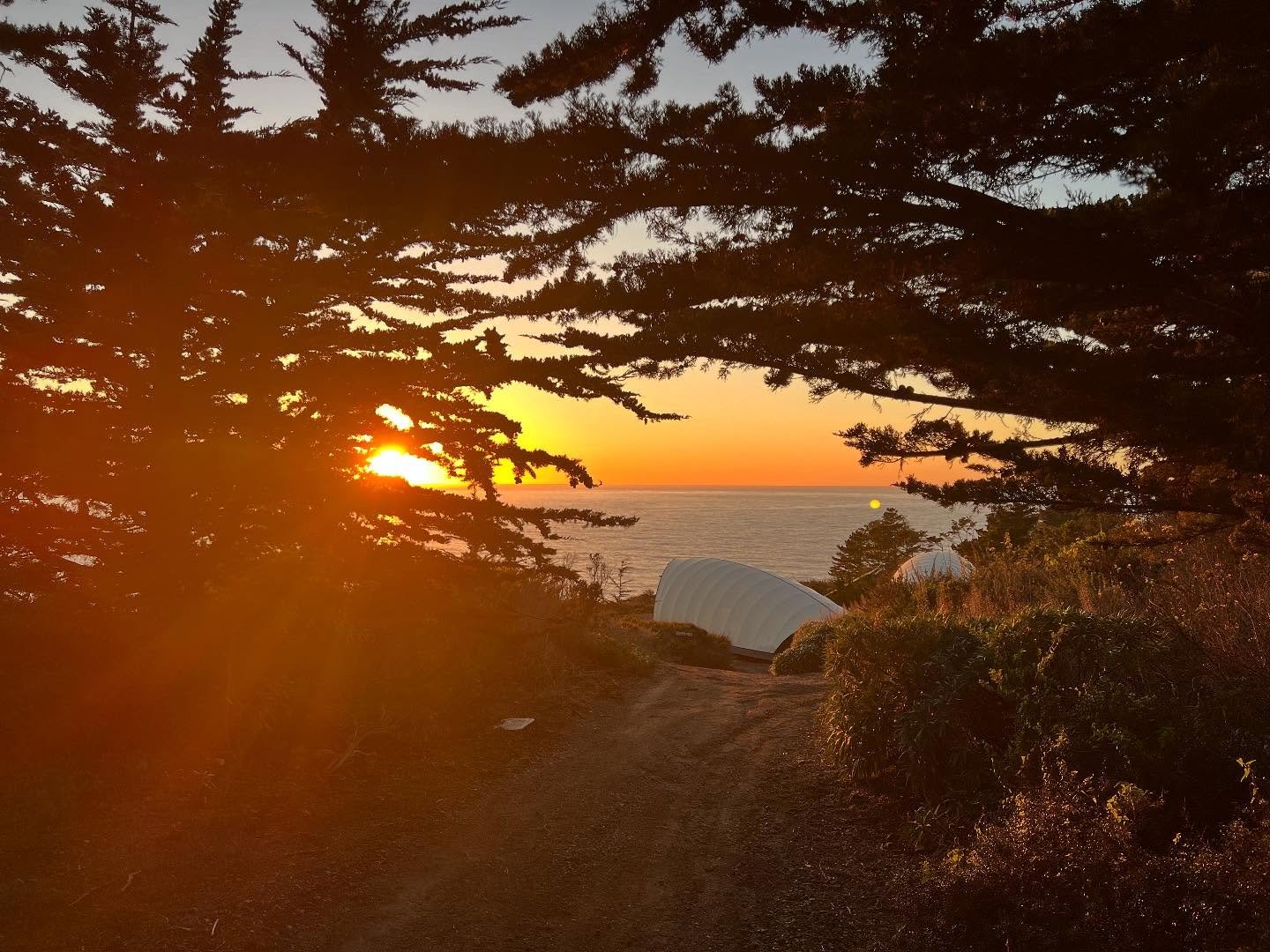 Catching the last rays of sunshine on the way down to the A-Tent to watch the sun dip behind the Pacific Ocean from your private deck. Now open for their 2025 season, book your stay at Treebones Resort!

📍 The Autonomous Tent at Treebones Resort, Bi
