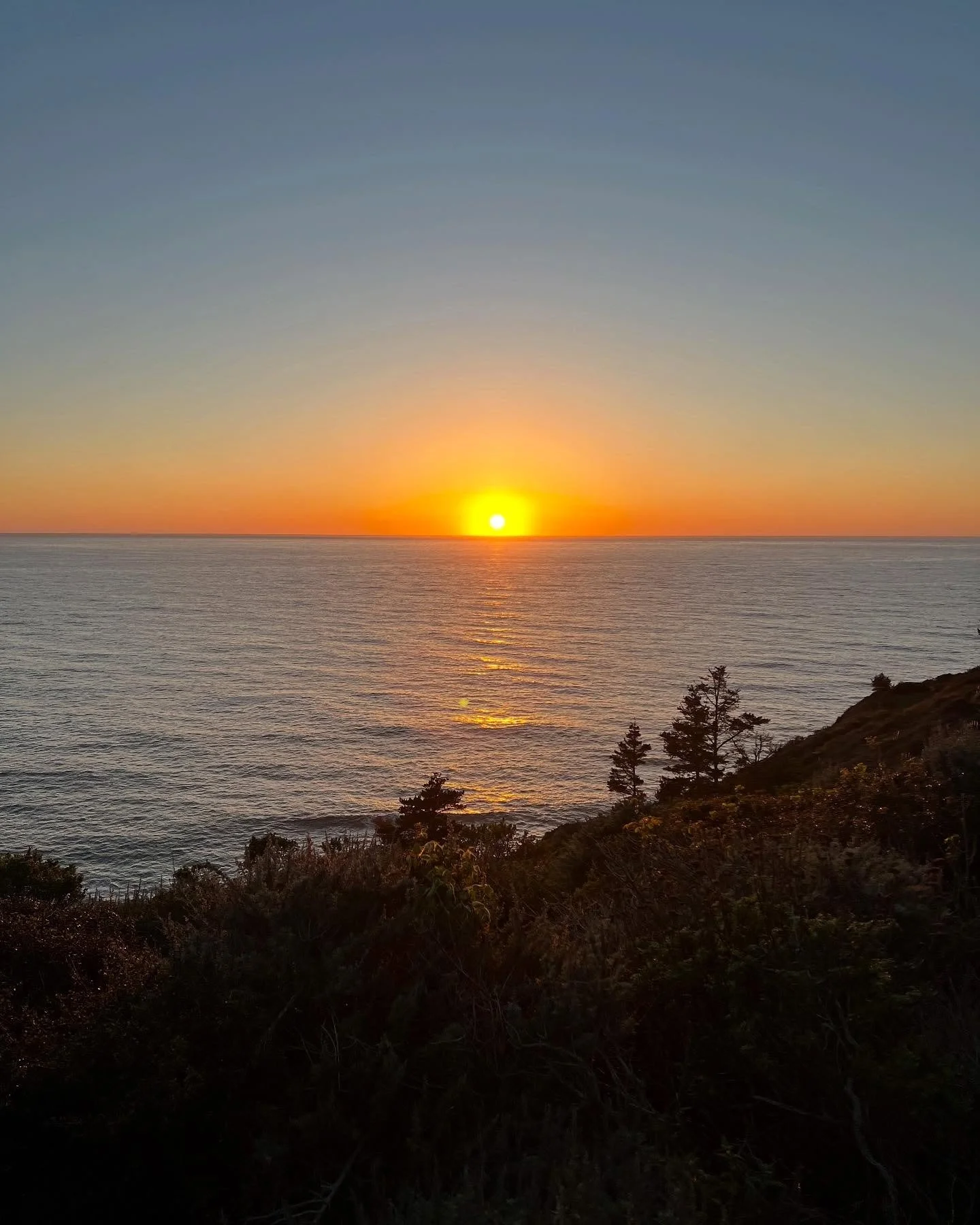 Big Sur Sunsets 🧡
.
.
.
.
#sunset #sunset_pics #sunsetlovers #sunsetphotography #view #oceanview #bigsur #pacificocean #westcoastbestcoast #california #visitcalifornia