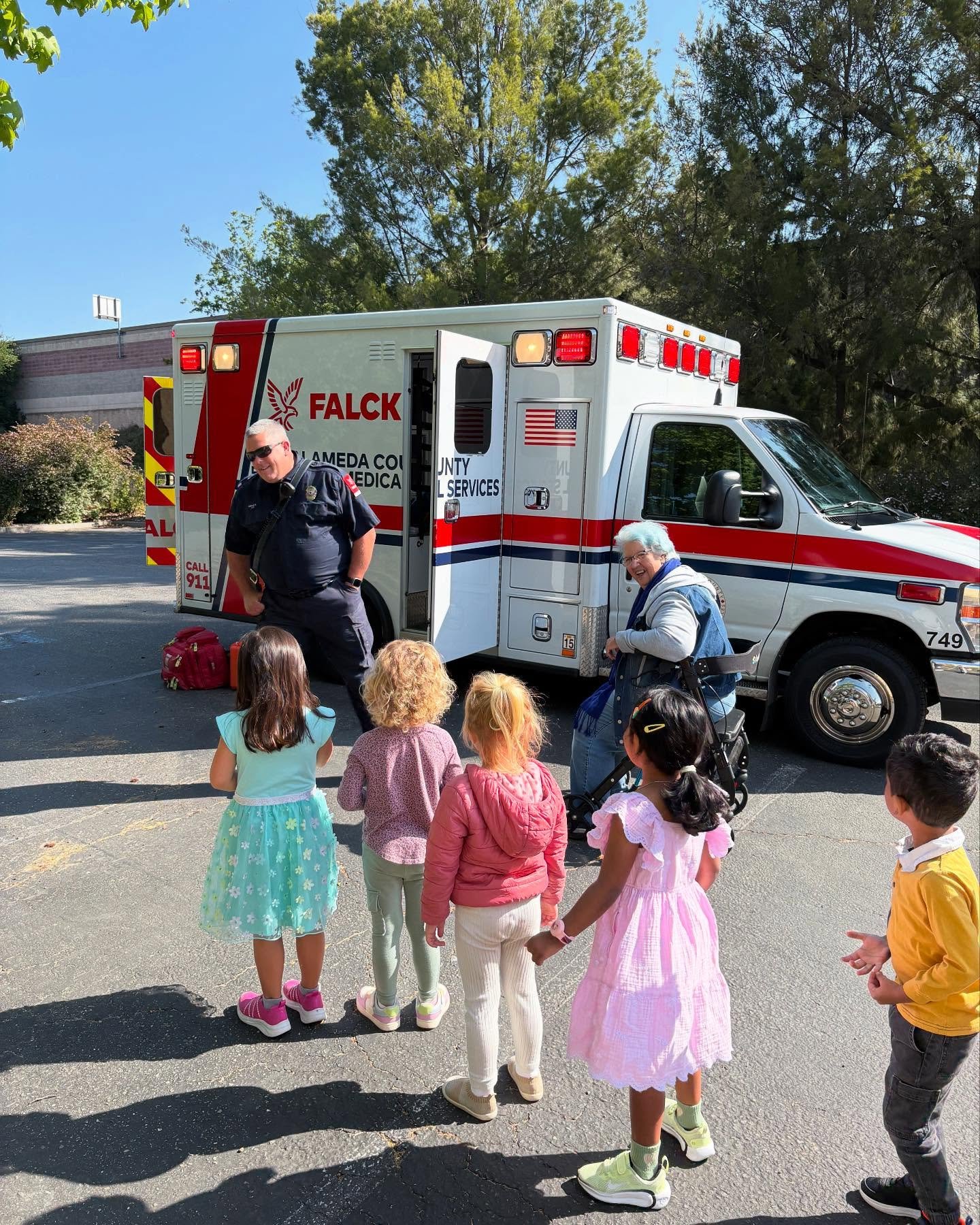 Today we had a paramedic come and show us their ambulance!! The kids were able to go inside and ask lots of questions! 🚑