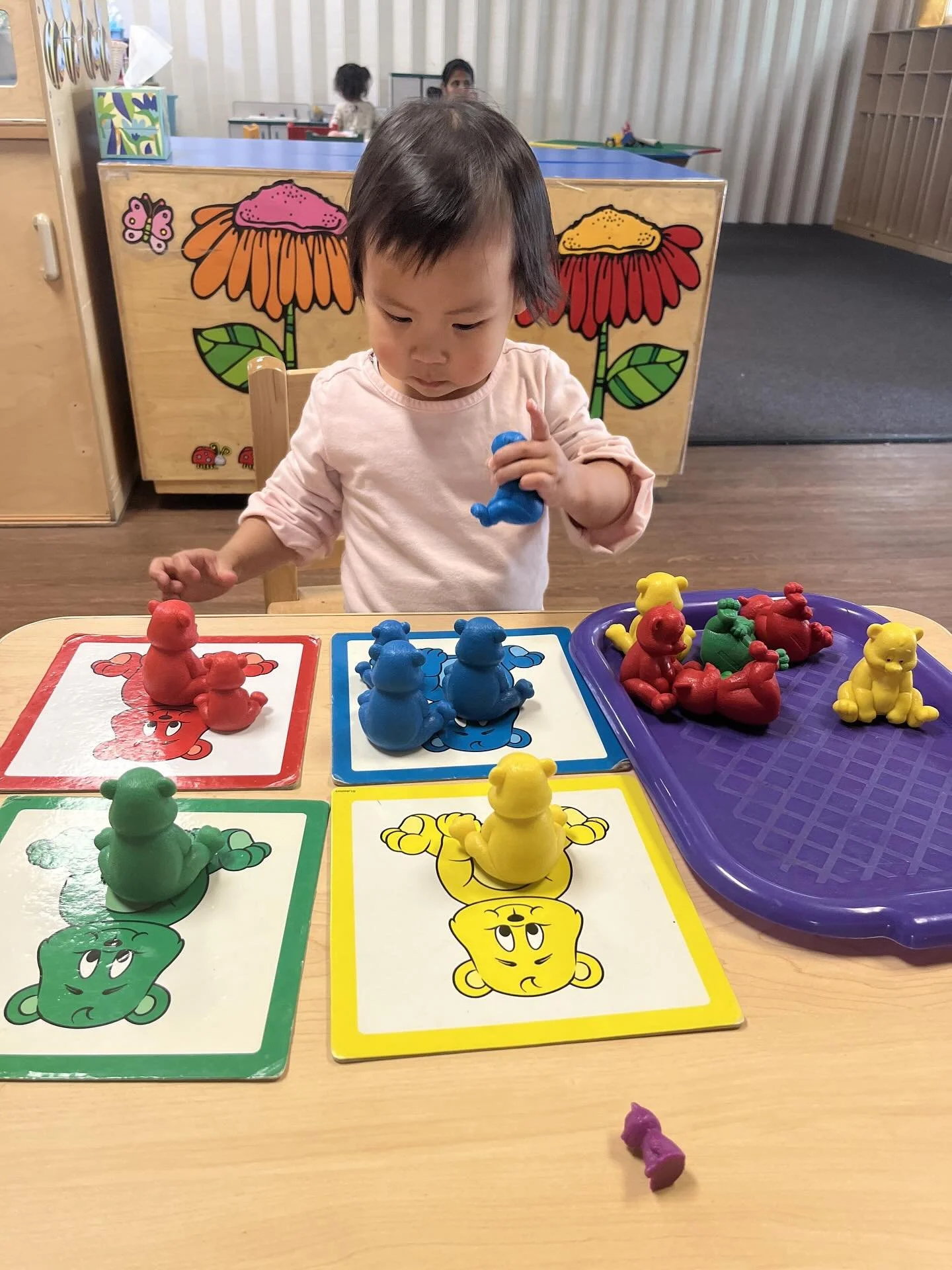 Today our 2’s class worked on their color recognition by sorting bears on the matching color. 🟢🔴🟡🔵
#preschool #preschoolenrollment #daycare #daycareactivites #enrollingnow #infantcare #infantenrollmentavailable #daycareenrollment