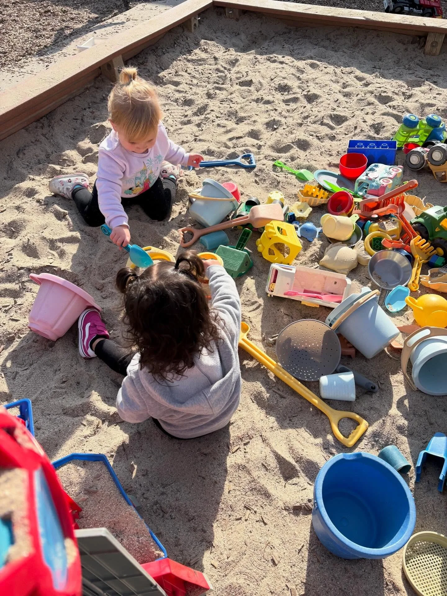 Enjoying the sunshine with friends! ☀️

#preschool #preschoolactivites #toddleractivites #toddler
