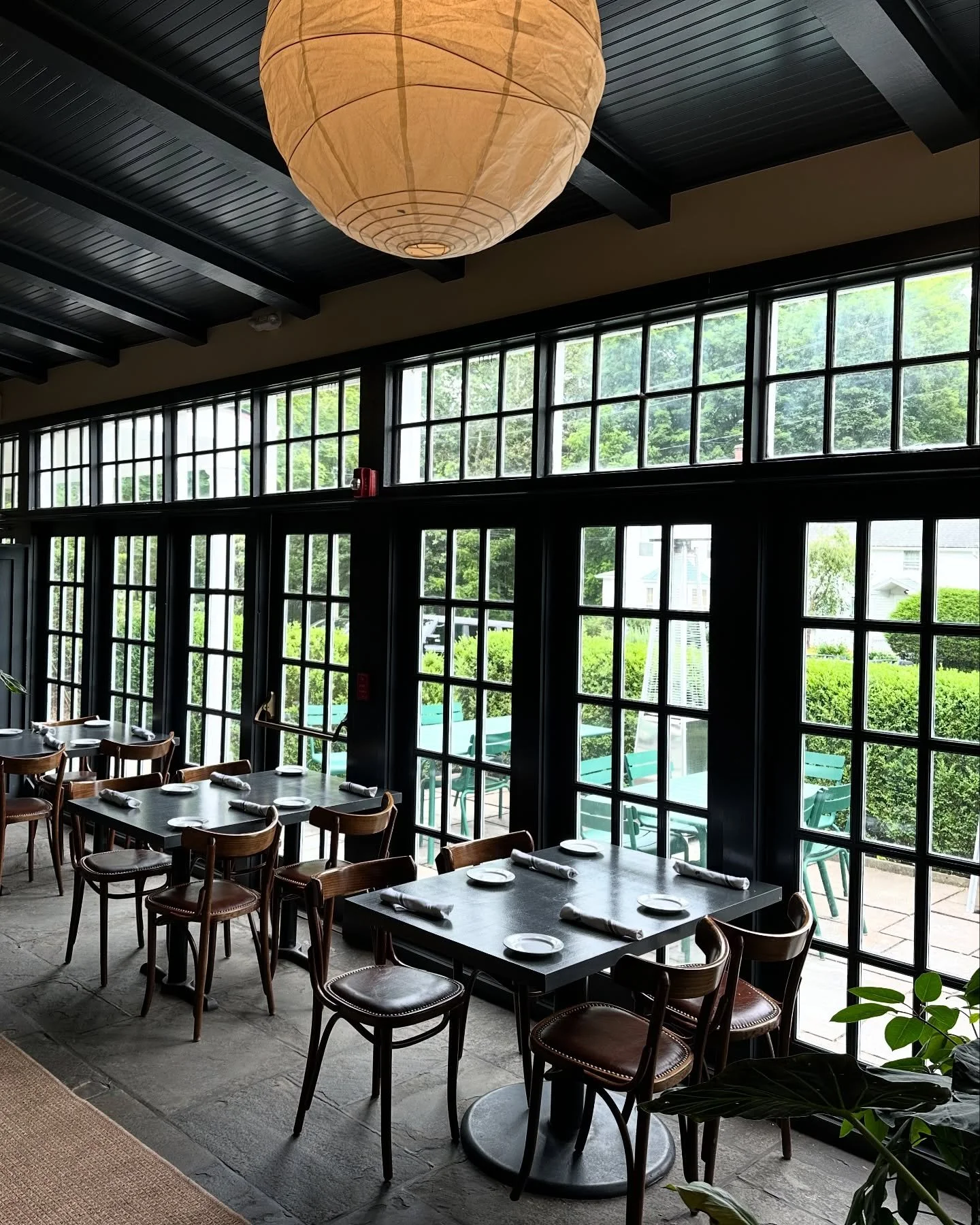 don&rsquo;t tell anyone at the white hart, but i sneak into this space every time i&rsquo;m here for lunch.  i can&rsquo;t resist a good sunroom