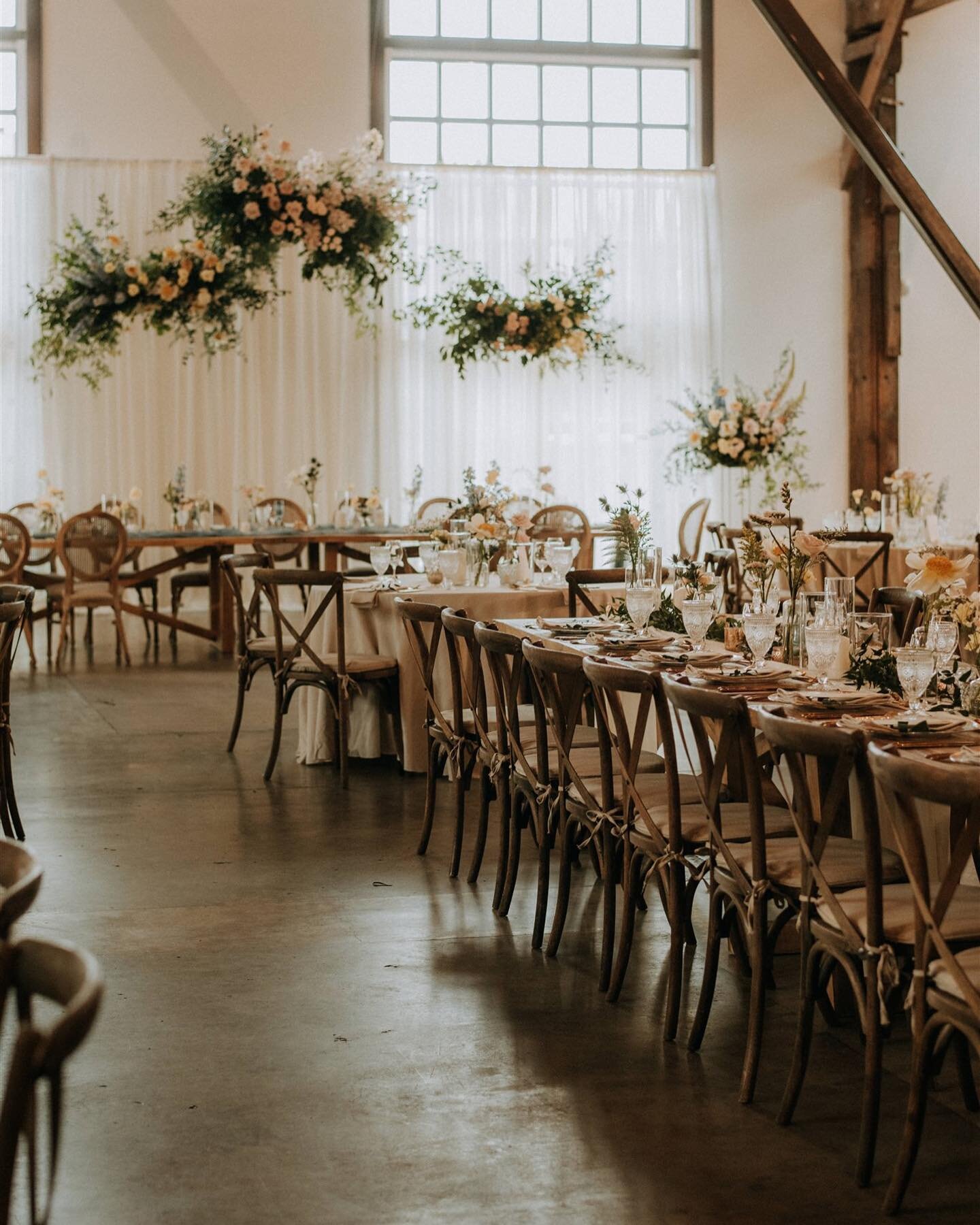 The MOST beautiful spring wedding for D+A at the @pipeshop_venue with florals by @celsiafloral and decor by @bespokedecor 🌸 This was actually venue two for this special day&mdash;stay tuned for more from this wedding soon!

Photography @sararogersph