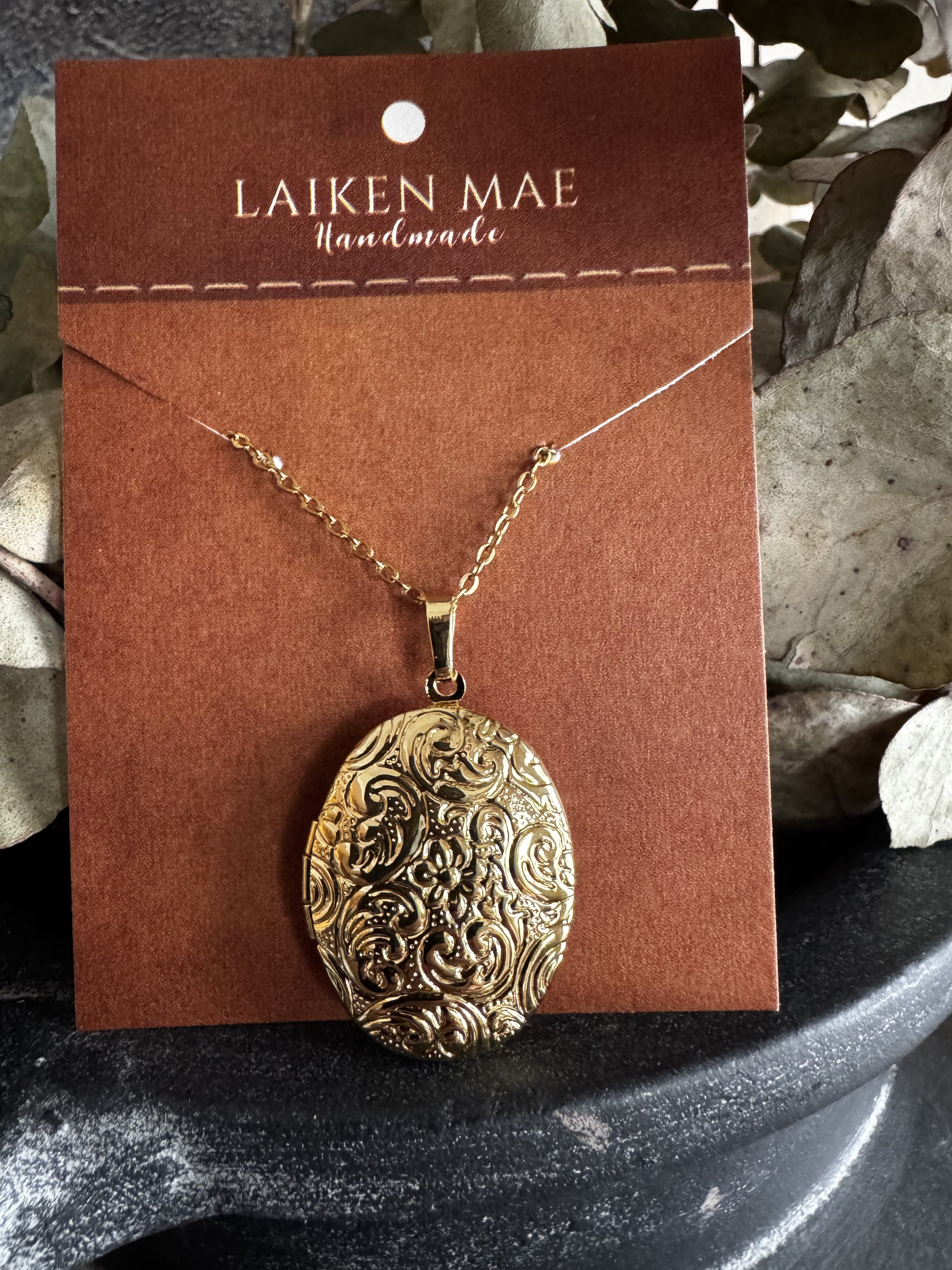 oval locket close up.jpeg