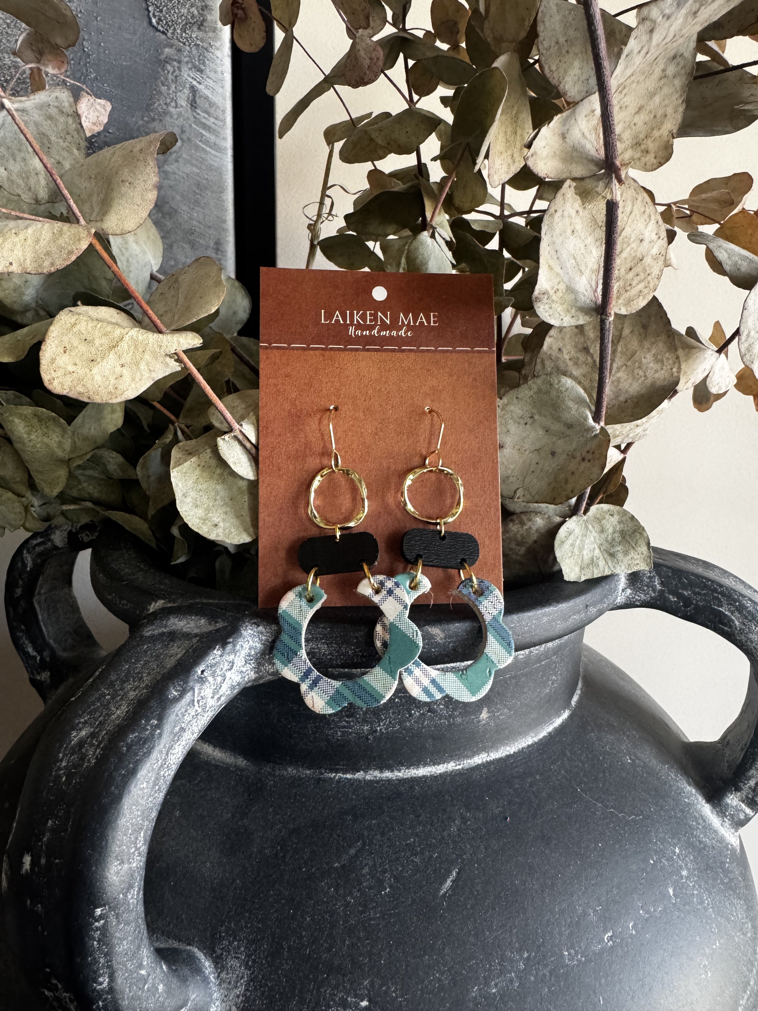 Scalloped Wood & Gold Plaid