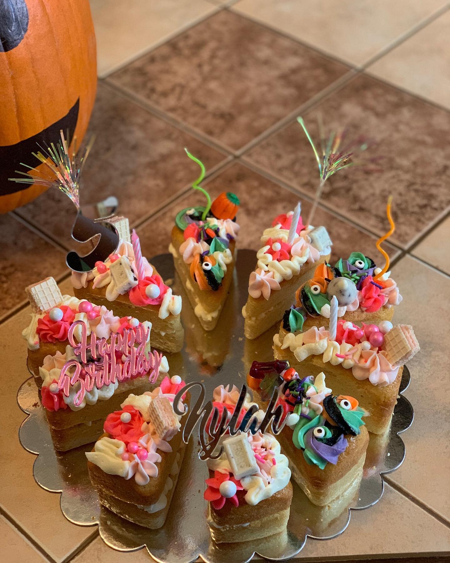 Happy Halloween Birthday! Click the link in my bio to place your order!

#Birthday #Buttercream #Cakes #CakeIdeas #CakePops #Chocolate #ChocolateCakes #Congratulations #Cupcakes #Dessert #HappyBirthday #HappyHalloween #Halloween #LongIslandCakes #New