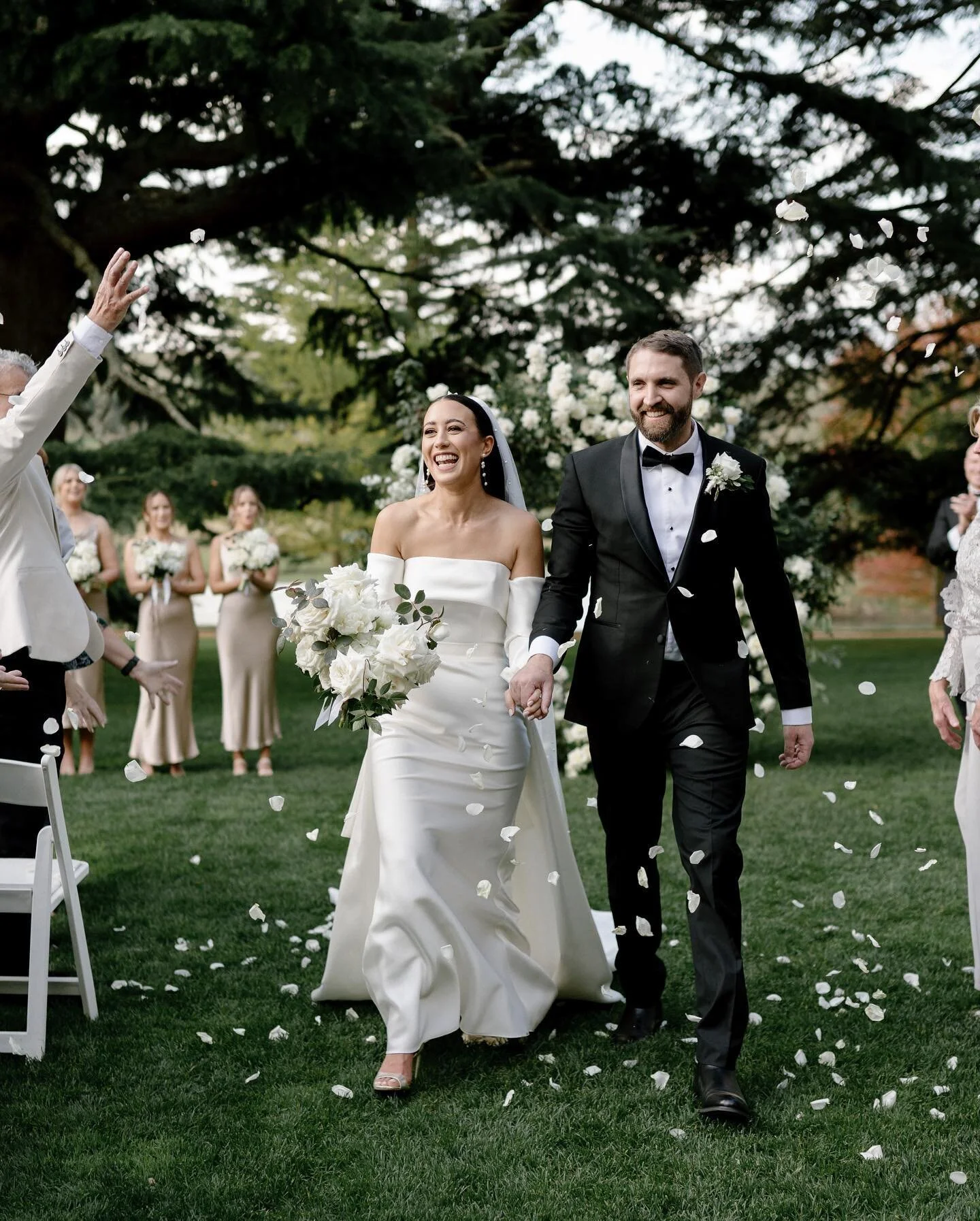 It has been several days now and I&rsquo;m still buzzing from the incredible day that was Tessa and Lee&rsquo;s wedding. 

Can we all please take a moment to appreciate Tessa&rsquo;s dress? 🙌

Tap for vendors.