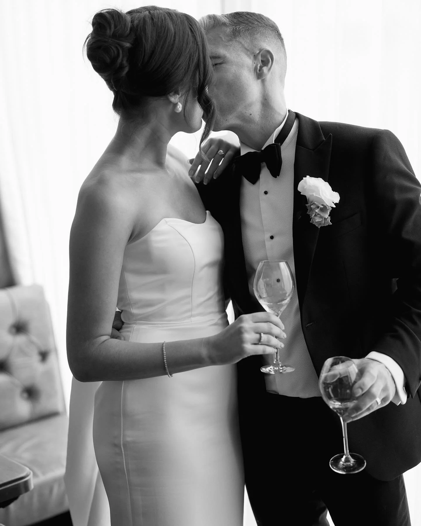 Scenes from Jade and Nigel&rsquo;s Franca wedding from last week. Absolutely obsessed with the interiors of this restaurant. Can we please have more restaurant weddings?

Tooooooo good. 

@francapottspoint 
@stacybrewercakes 
@hallandsons_ 
@stellair