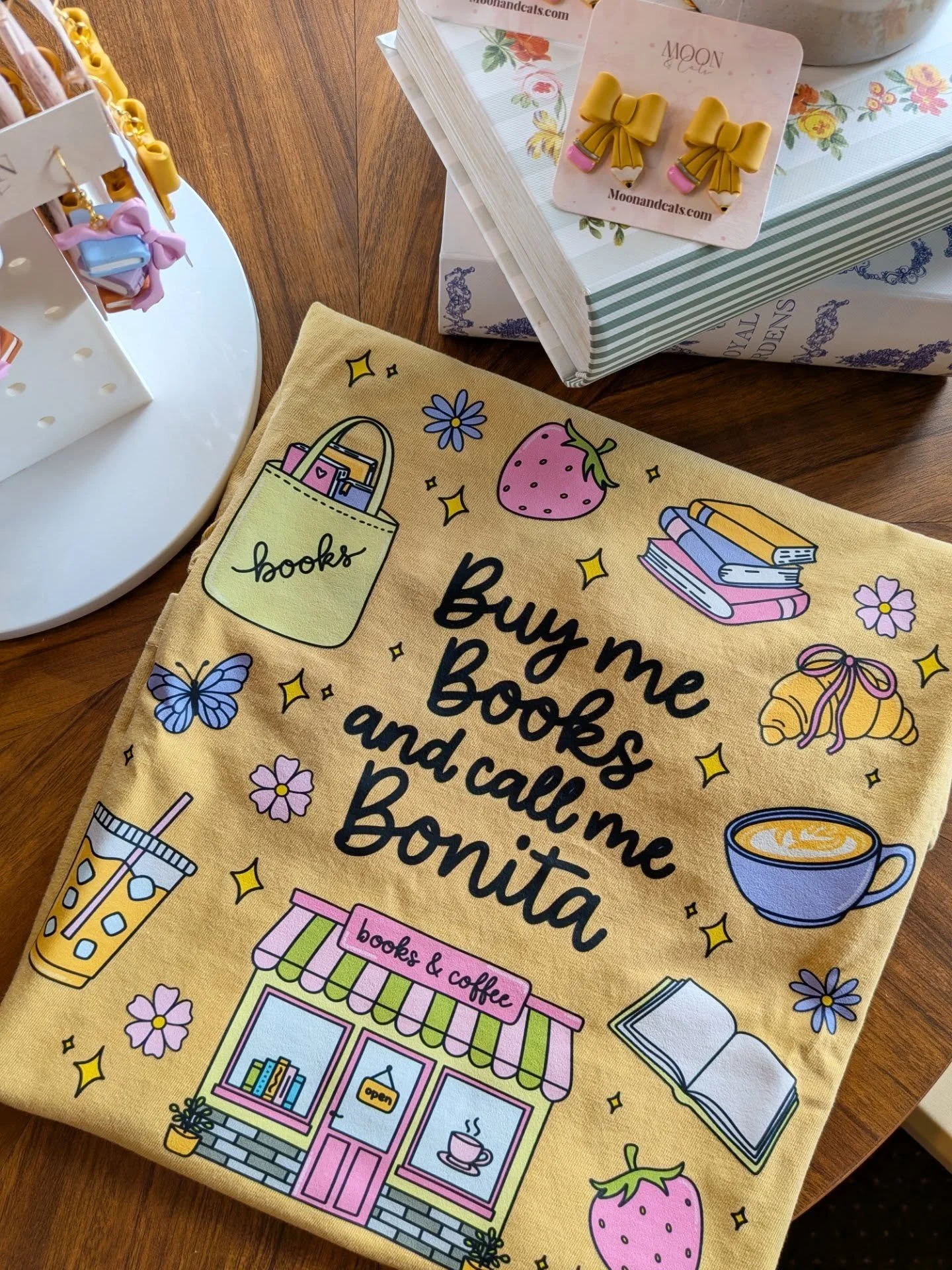 Buy me books &amp; call me Bonita 🌸🥰✨

We are @booksbythebaytx till 2 pm today! ☺️

Next Sunday @ahoustonmarket 💐