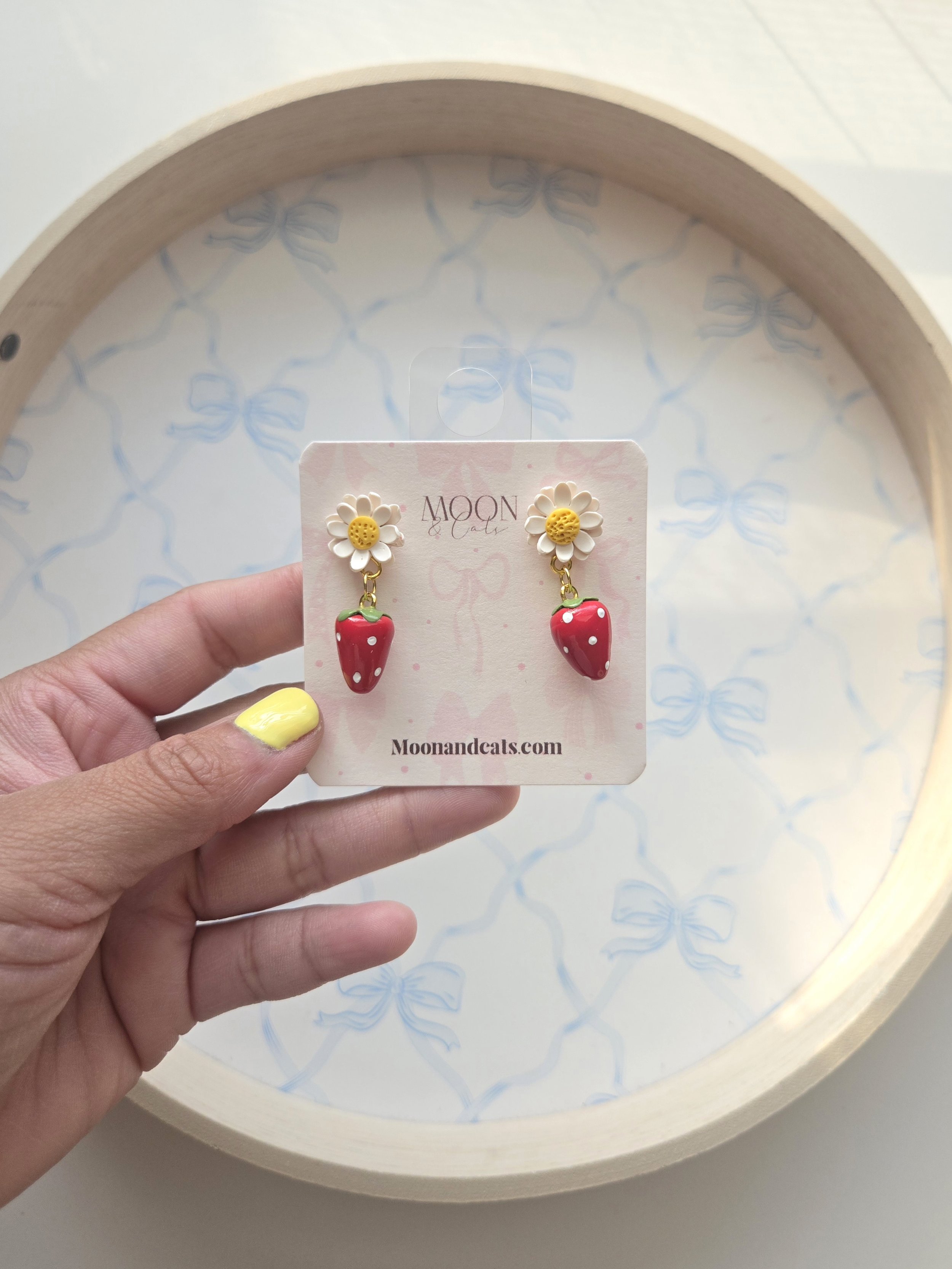 Strawberries and daisies