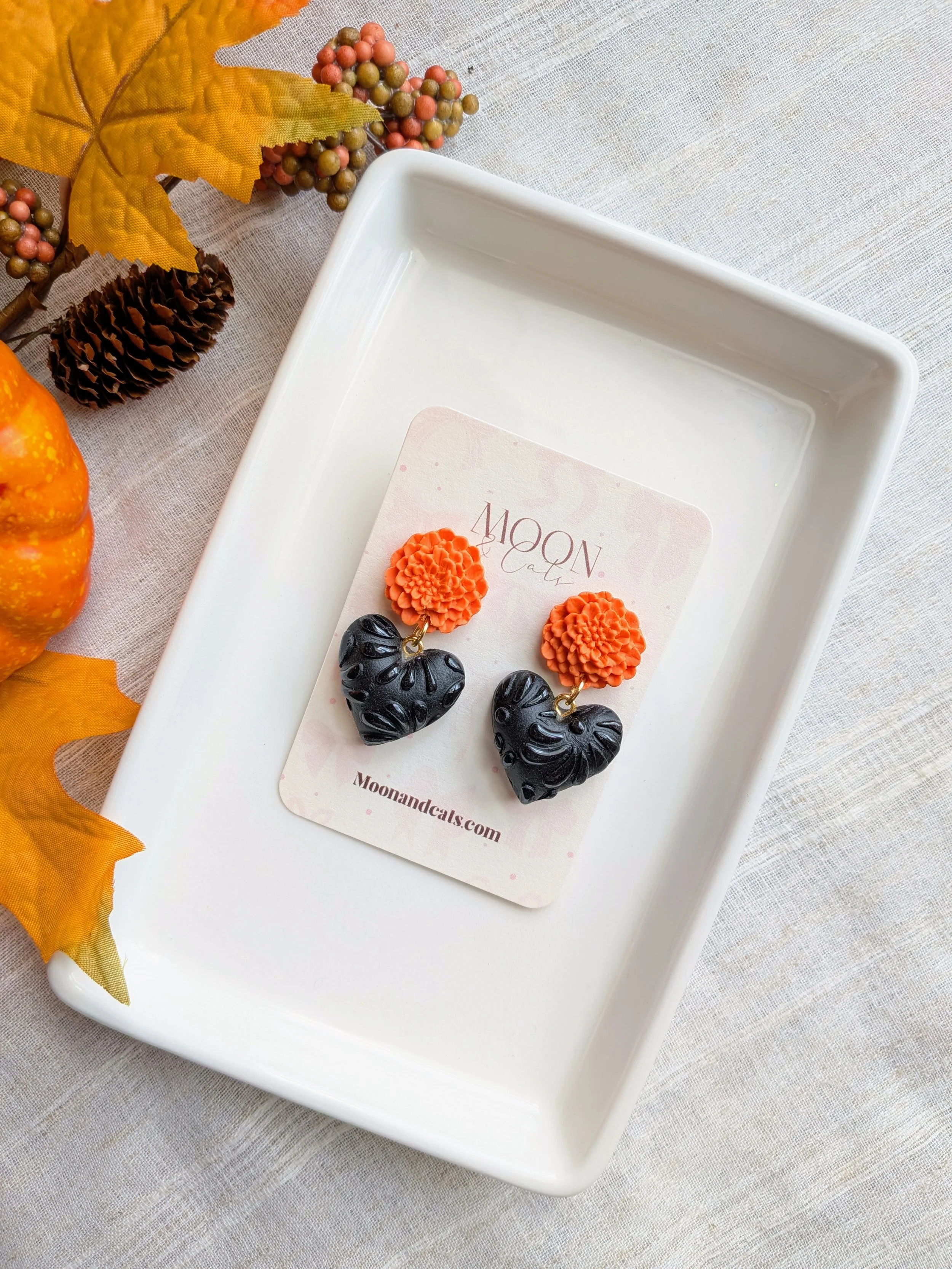 Talavera negro puffy hearts + Cempasúchil