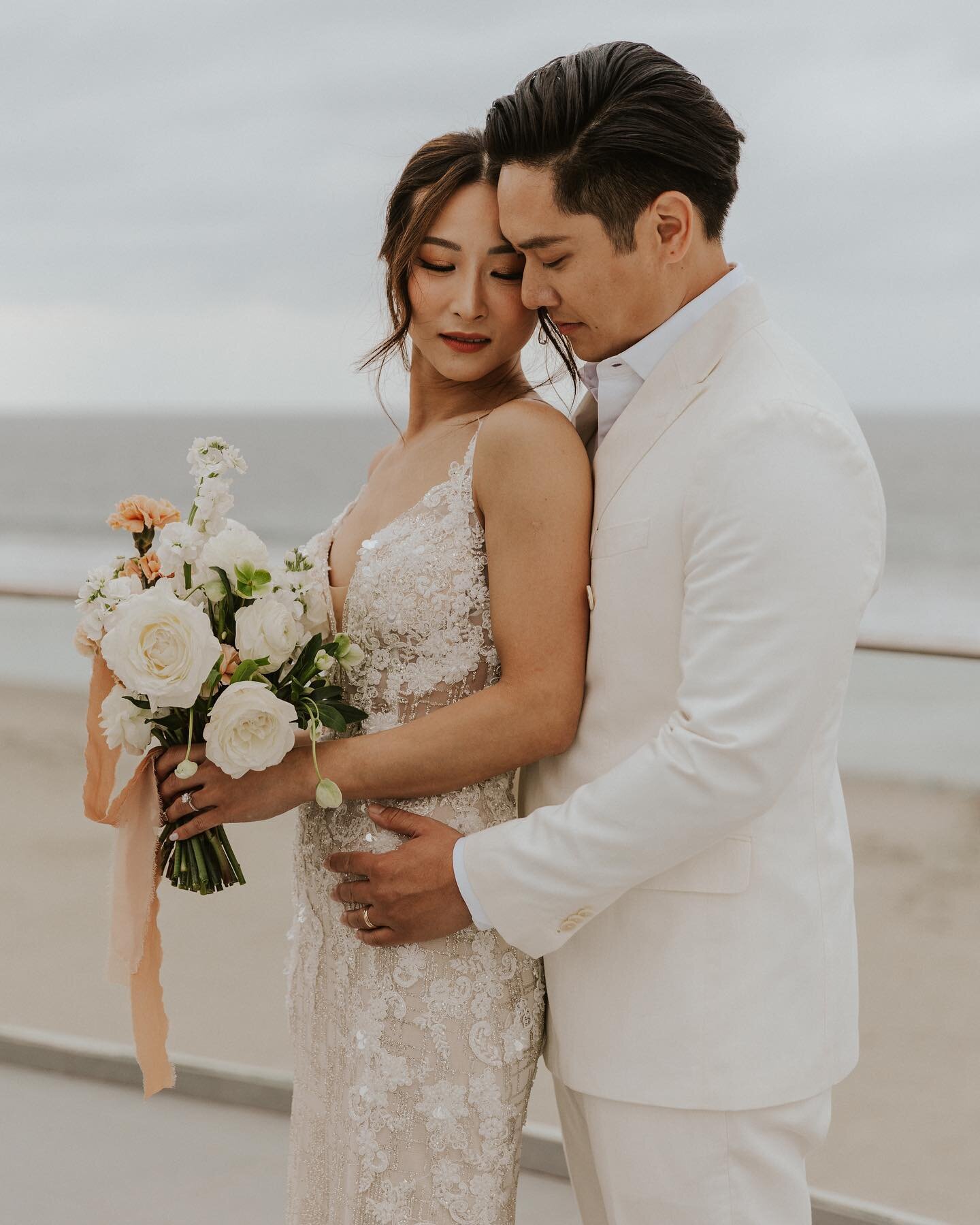 The airplane was a paid actor ✈️ (swipe to the third photo to see what I&rsquo;m talking about 😜)
Reliving this beautiful San Diego wedding and still not over it 😍✨
.
.
.
Shot for @astrayphoto 🫶🏼