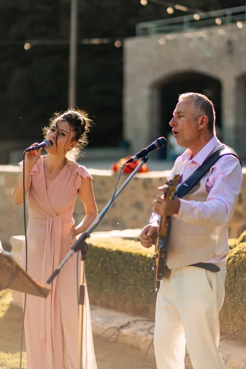 Duo Silver Duo jouant de la musique live pour un vin d’honneur de mariage dans le Luberon, ambiance élégante.