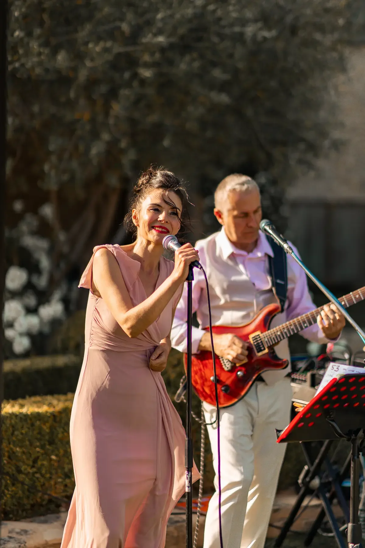 Animation musicale Silver Duo en extérieur, pendant un mariage en Provence.