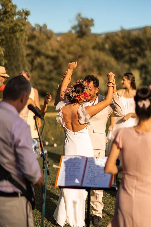 La chanteuse et le guitariste de Silver Duo assurant une animation musicale en live lors d’un mariage provençal.