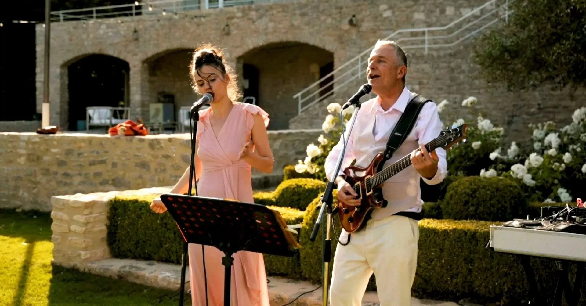 Silver Duo composé d'une chanteuse et un guitariste chanteur lors d'un vin d'honneur de mariage au Château Griffon à Saint Martin de Castillon