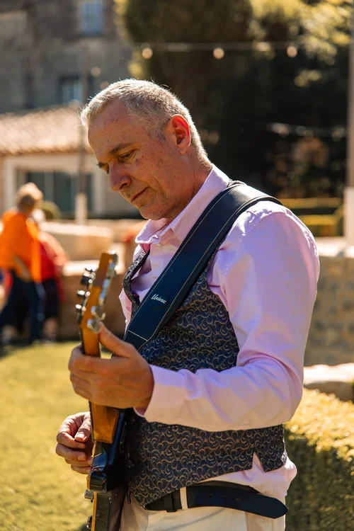 Le guitariste et chanteur du Silver pendant un cocktail de mariage dans le luberon