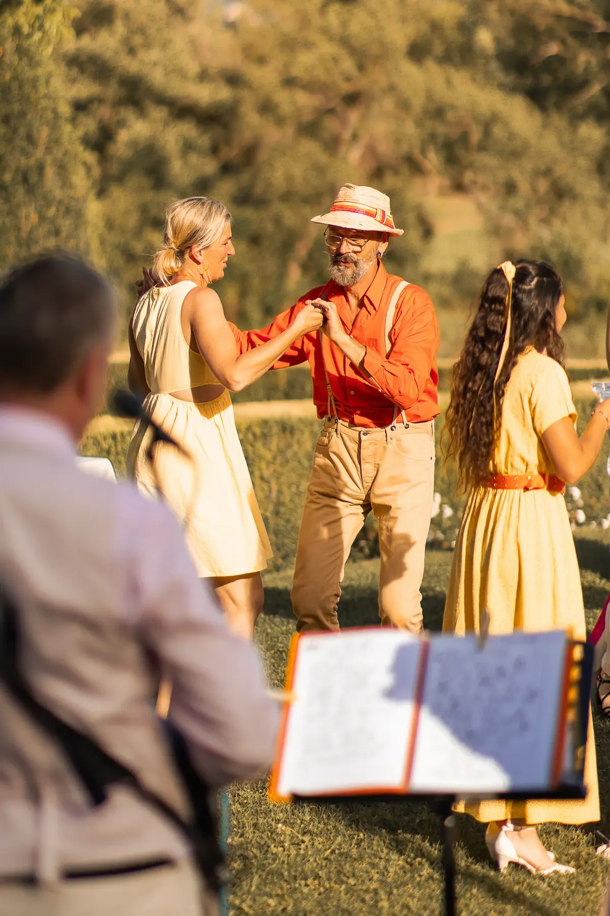 Invités dansant avec Silver Duo lors d’un mariage dans le Luberon