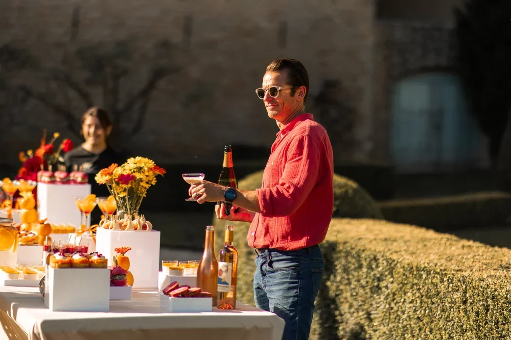 Traiteur servant le buffet de vin d'honneur de mariage au Château Griffon dans le Luberon