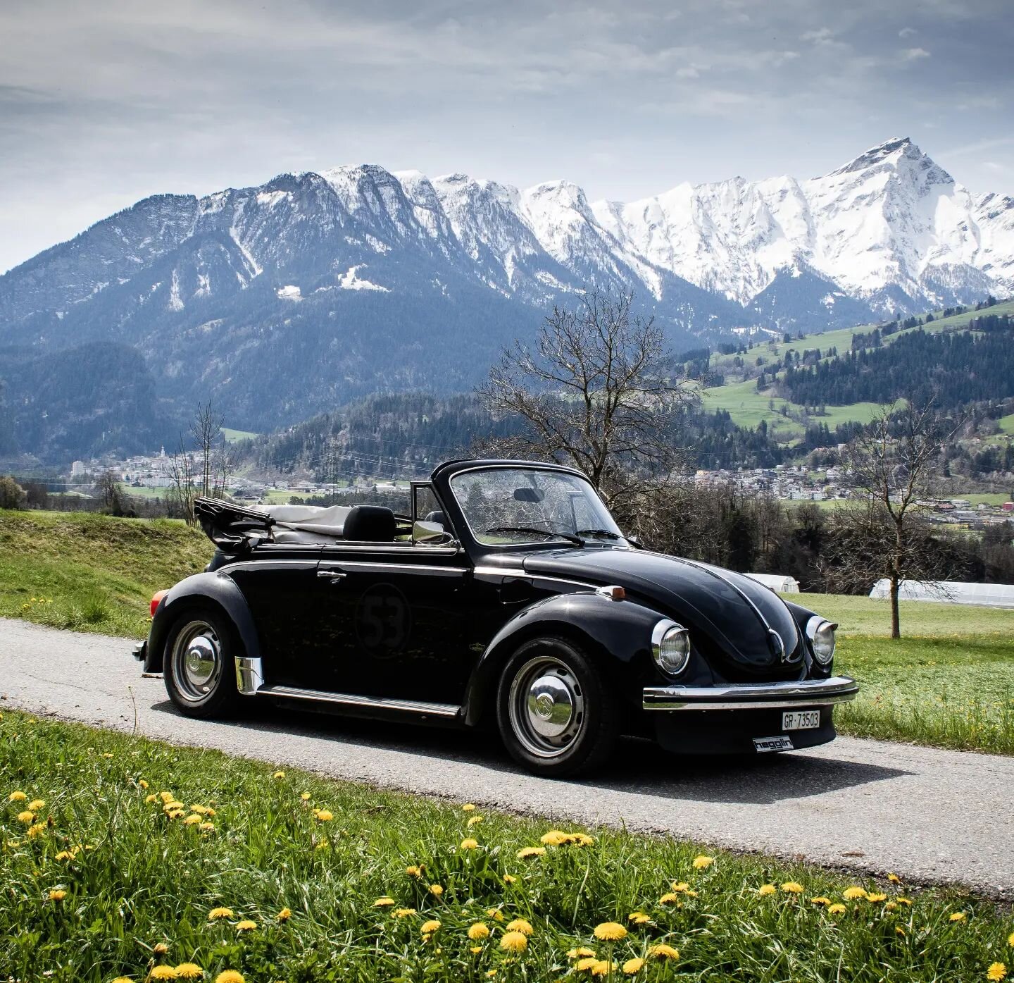 Unser Mitglied Flavio f&auml;hrt unter anderem diesen VW K&auml;fer 1303 Karmann Cabrio aus dem Jahre 1974. 
Die Begeisterung bei diesem Fahrzeug liegt f&uuml;r Flavio zum einen bei der Nostalgie und der Freude, welche ein K&auml;fer bei den Mitmensc