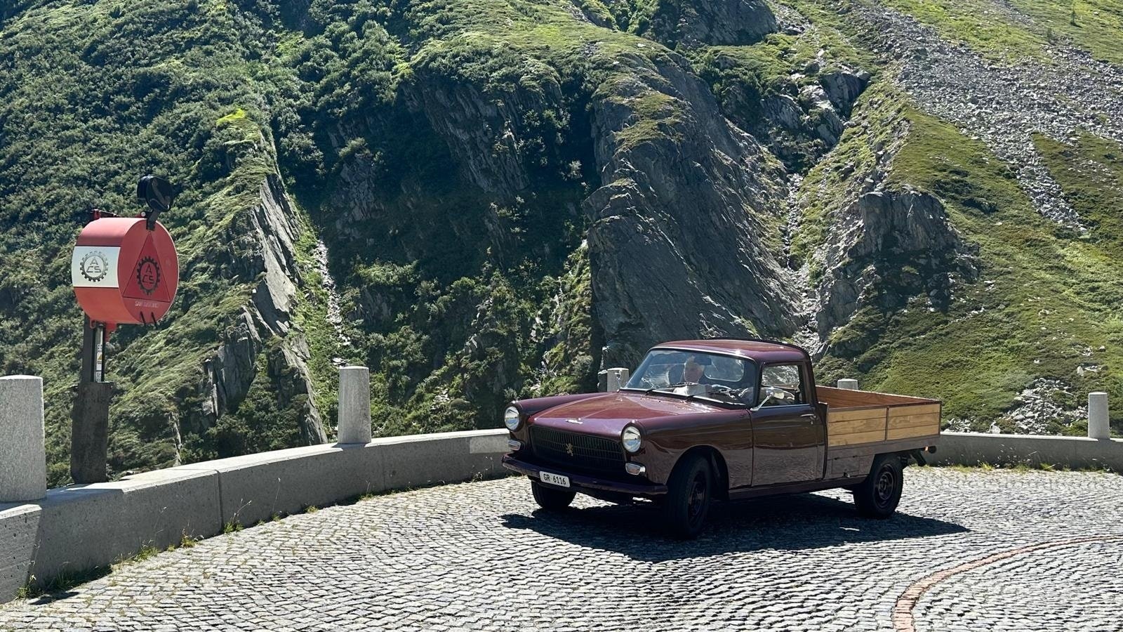 Hier findet Ihr den Peugeot 404 U10 unseres Mitglieds Thomas. Das U steht f&uuml;r utilitaire - oder zu Deutsch "Nutzfahrzeug". Das Model wurde von '66 bis '78 und in Kenia sogar bis '89 gebaut.
Dieses spezifische Fahrzeug wurde '78 gebaut,