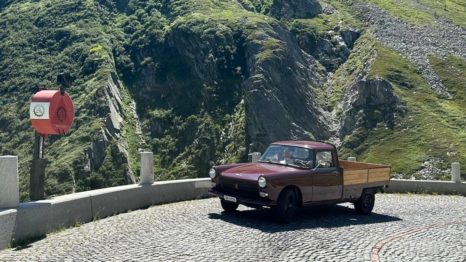 Hier findet Ihr den Peugeot 404 U10 unseres Mitglieds Thomas. Das U steht f&uuml;r utilitaire - oder zu Deutsch "Nutzfahrzeug". Das Model wurde von '66 bis '78 und in Kenia sogar bis '89 gebaut.
Dieses spezifische Fahrzeug wurde '78 gebaut,