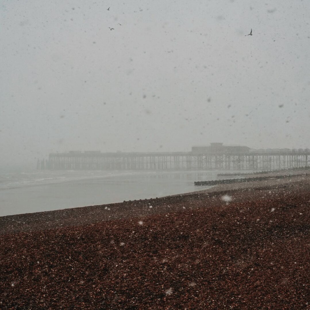 Having grown up in the midlands, we&rsquo;d only ever go to the beach in the summer, so it&rsquo;s still a bit of a novelty being on the seafront in the snow.
#hastings #hastingpier #eastsussex #sussex