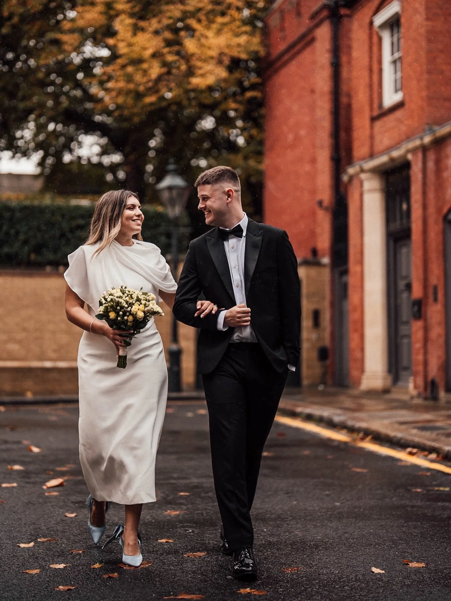 Wesley + Madisyn on a wander round Chelsea, after their ceremony at @marrymeinchelsea.
.
.
.
.
.
#chelseaoldtownhall #chelseawedding #londonweddingphotographer #londonmicrowedding #londonwedding