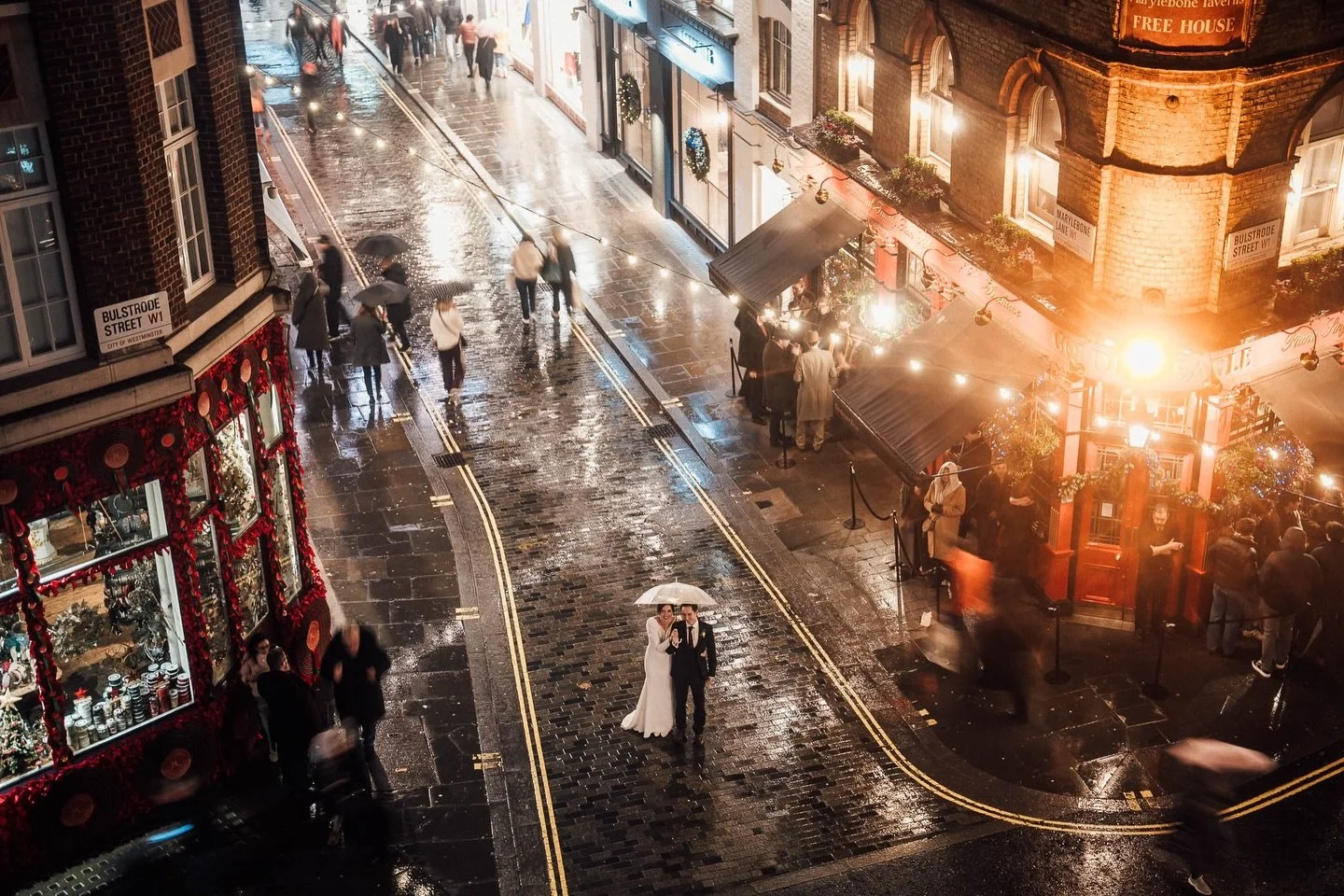 Angharad + Ciaran on a rainy evening in Marylebone. From their beautiful wedding day at @eglwyscanolllundain and @hotelmarylebone. 
.
.
.
.
.
#londonweddings #londonweddingphotographer #marylebonewedding #londonweddingphotography #londonwedding