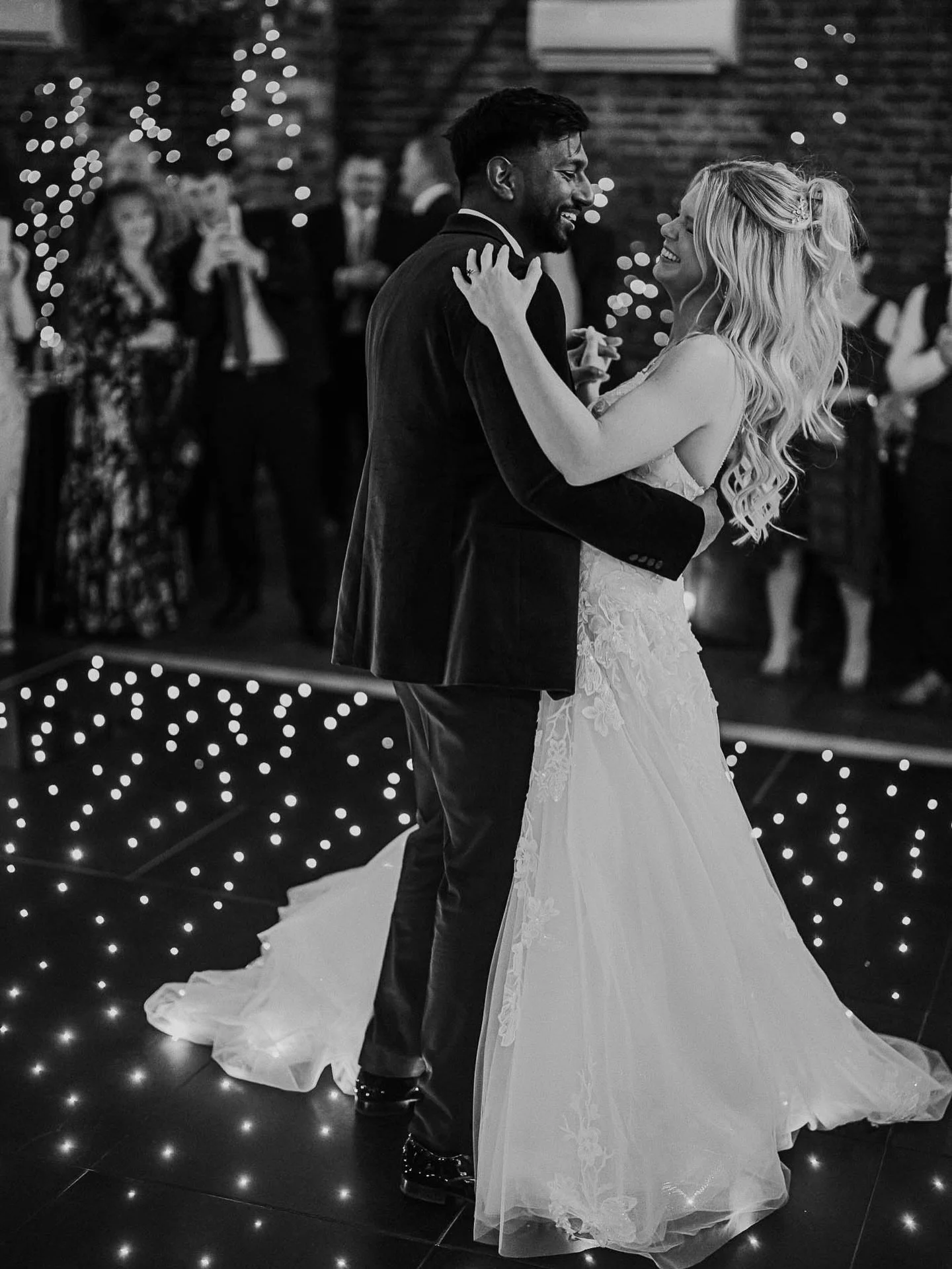 Louise + Vaari during their first dance, on their lovely wedding day at @northbrook.park.
.
Suppliers:
Hair/Makeup - @chantellesmithmua
Dress - @bridesofsouthampton1976
Suit - @hunterandgreys
Venue - @northbrook.park 
Venue Dressing/Planning - @surre