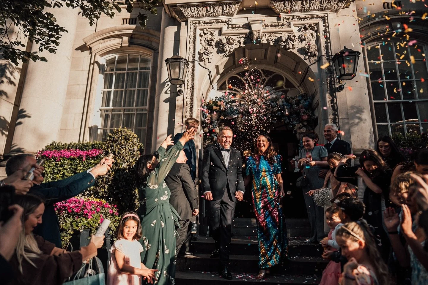 Kirsty + Simon on the steps of @marrymeinchelsea, in the evening sun. 
.
.
.
.
.
#chelseatownhall #chelseaoldtownhall #londonweddingphotographer #londonweddings #chelseawedding