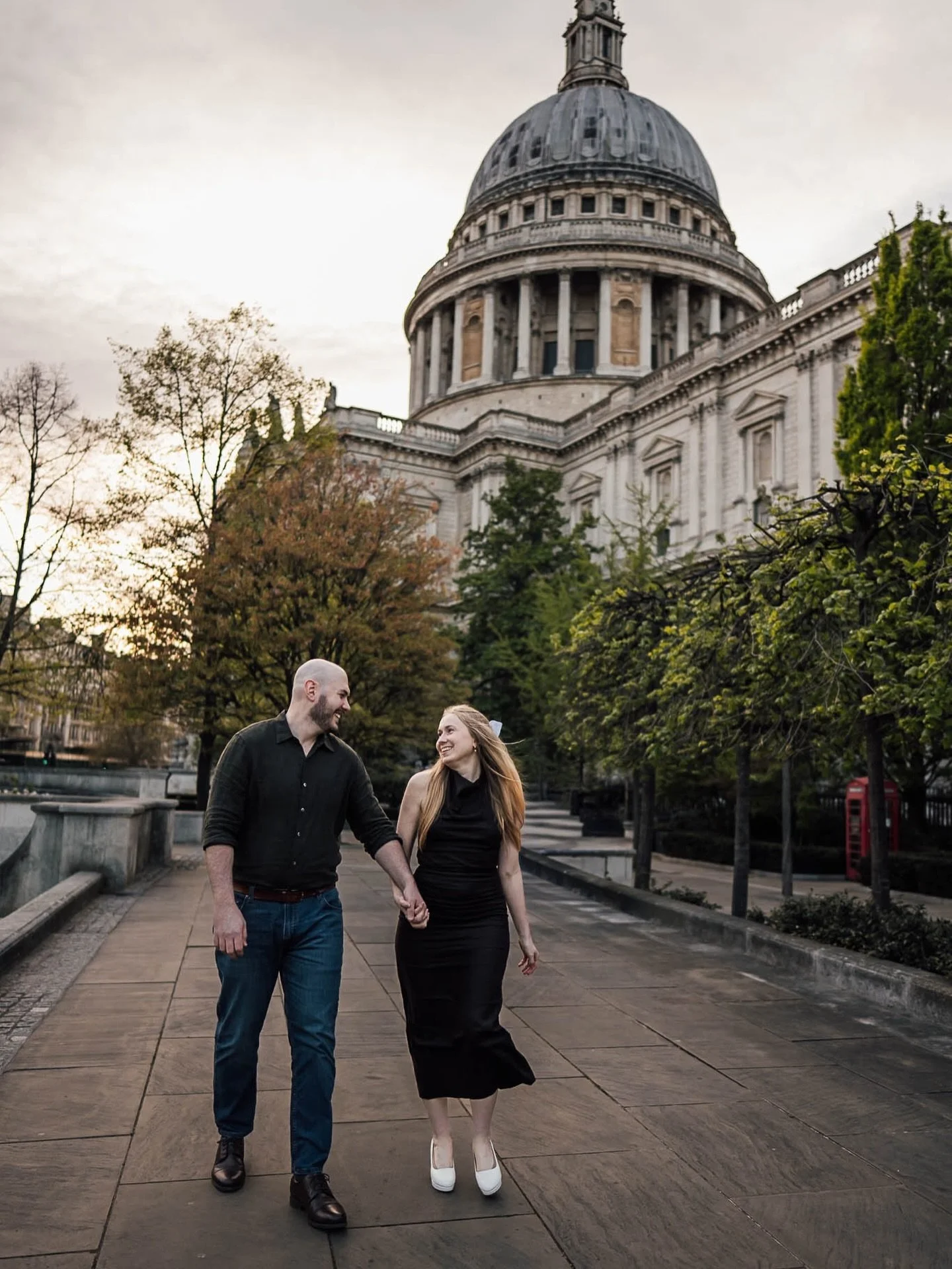 Eric + Jessica on their couple shoot at St Paul&rsquo;s Cathedral.
.
.
.
.
.
#londoncouplephotographer #londonengagementphotographer #londonweddingphotographer #londonelopementphotographer #londoncoupleshoot