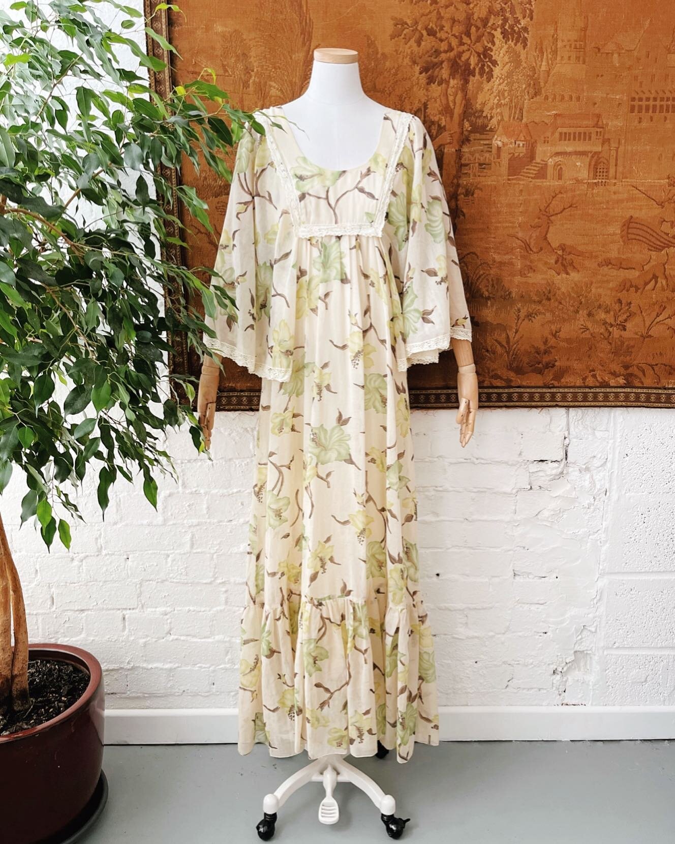 Stunning 1970s John Charles angel sleeve maxi dress coming soon to the website or available to purchase now via dm 🌿
.
.
#cordialvintage #johncharles #vintagejohncharles #vintagedress #vintageforsale #angelsleeve #sleeveporn #vintagemaxidress #vinta