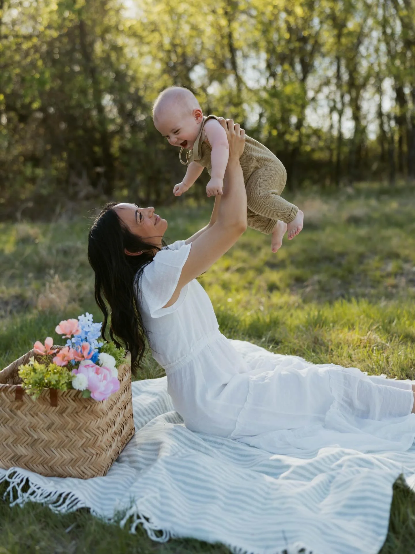 Mother&rsquo;s Day minis are live!! It was so important to me to provide this for my clients this year since now being a mom myself, I know how important freezing time and capturing these sweet memories are 🫶🏼💗