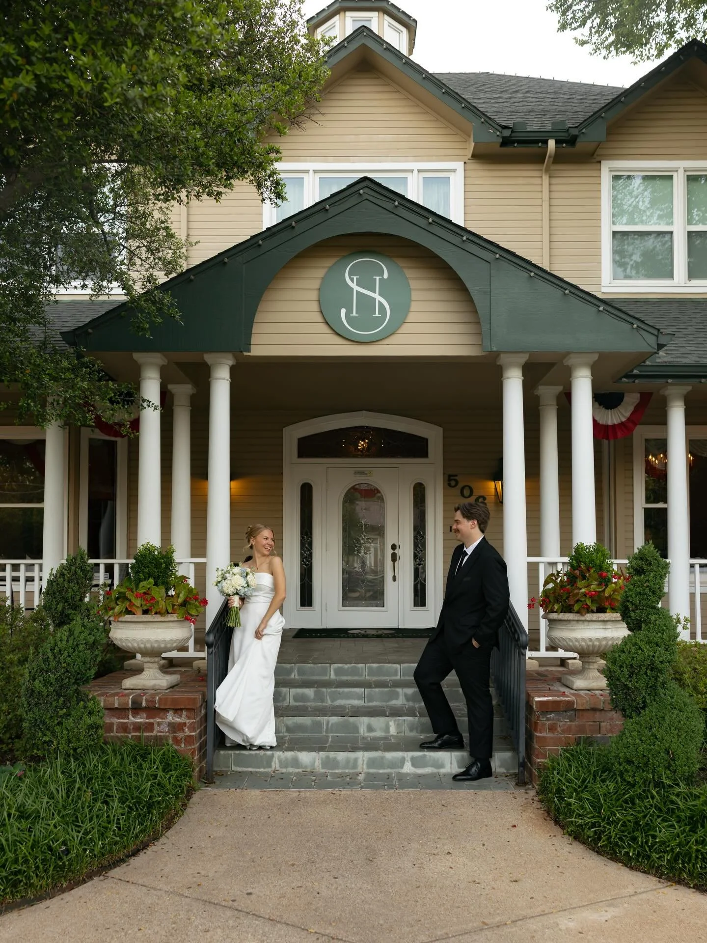 Wedding day at the Sanford House!!! 

While taking photos in the beginning of the day, I told Laura that this day felt like a perfect garden party and she got so excited and said that that was exactly what her vision was! And man did she scope it out