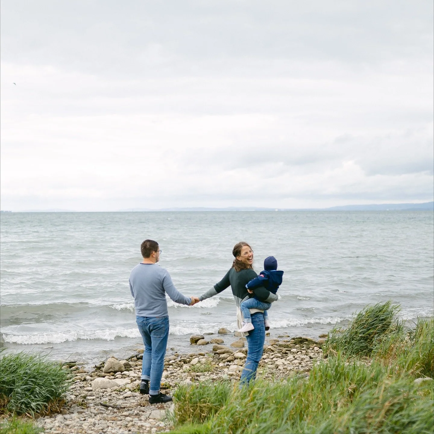For this shoot I tried something new but that definitely changed the game for me when it comes to photograph small children 🤭. It basically required no posing and all play - I am so in love with how these turned out! 

#familyphotoshoot #familyphoto