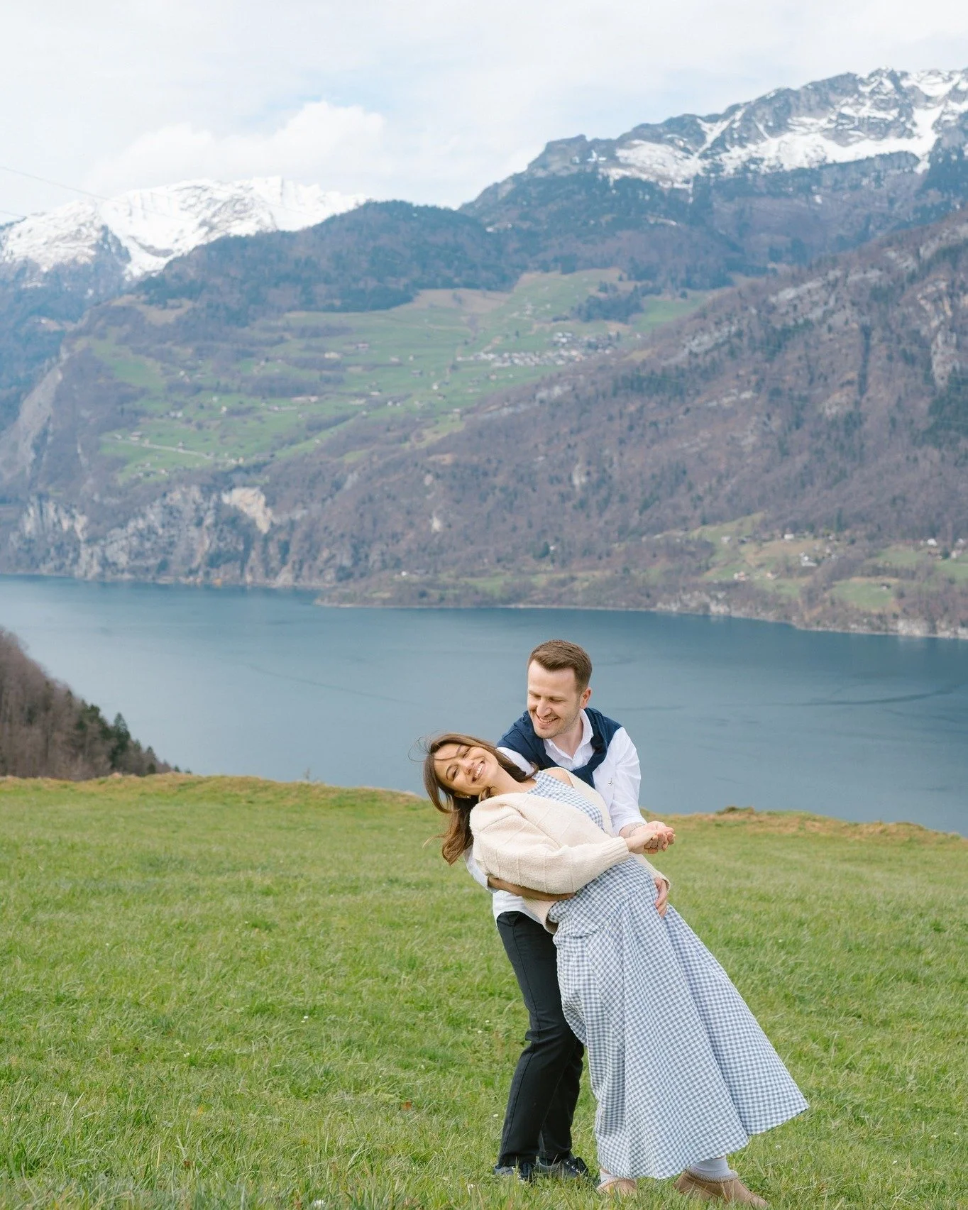 A maternity photoshoot in the mountains with these two kind souls 🤍 travelling through Switzerland and spontaneously deciding to capture their pregnancy like this - I was happy to have met you! Thank you Merve &amp; Ferhat.

 #hochzeitsfotografin #m