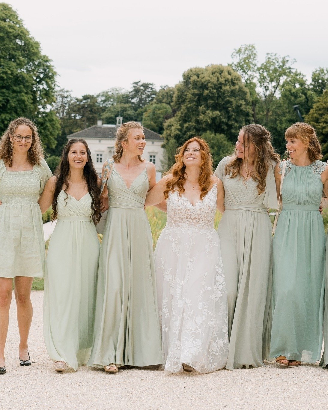 Color match at the wedding? For me is a yeees 🎉 A photographer loves her mint tones. If you want to add that extra sprinkle of magic, add a consistent color palette to your wedding party, for those out-of-a-magazine group snapshots.
.
.
.
 #weddingp