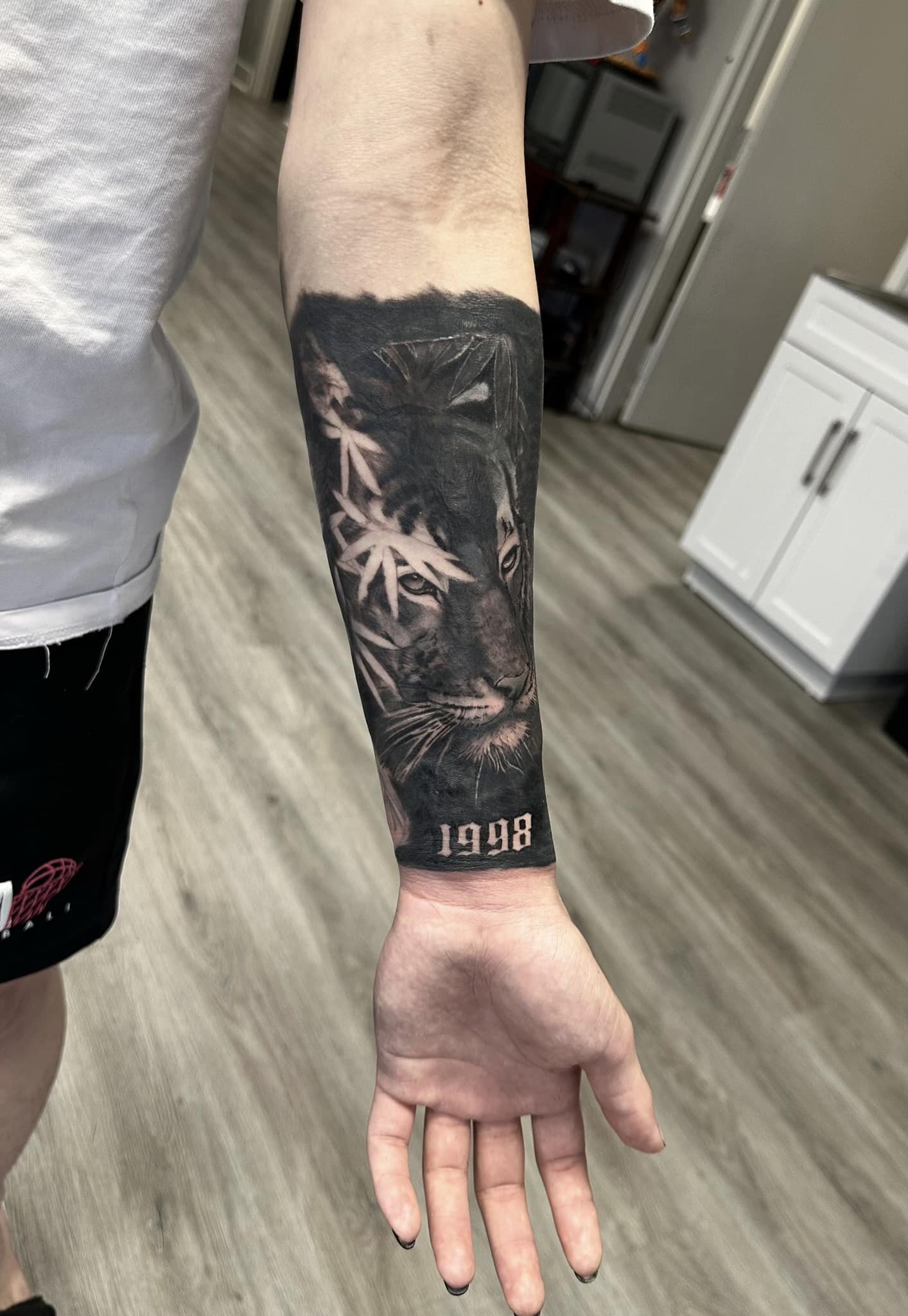 Tiger cover up tattoo. Done in 9 hours. 

#tigertattoo #tattooartist #tattoo #tattooflash #realismtattoo #tattoomachineshader #brotherhoodtattoo 

Old tattoo in comment