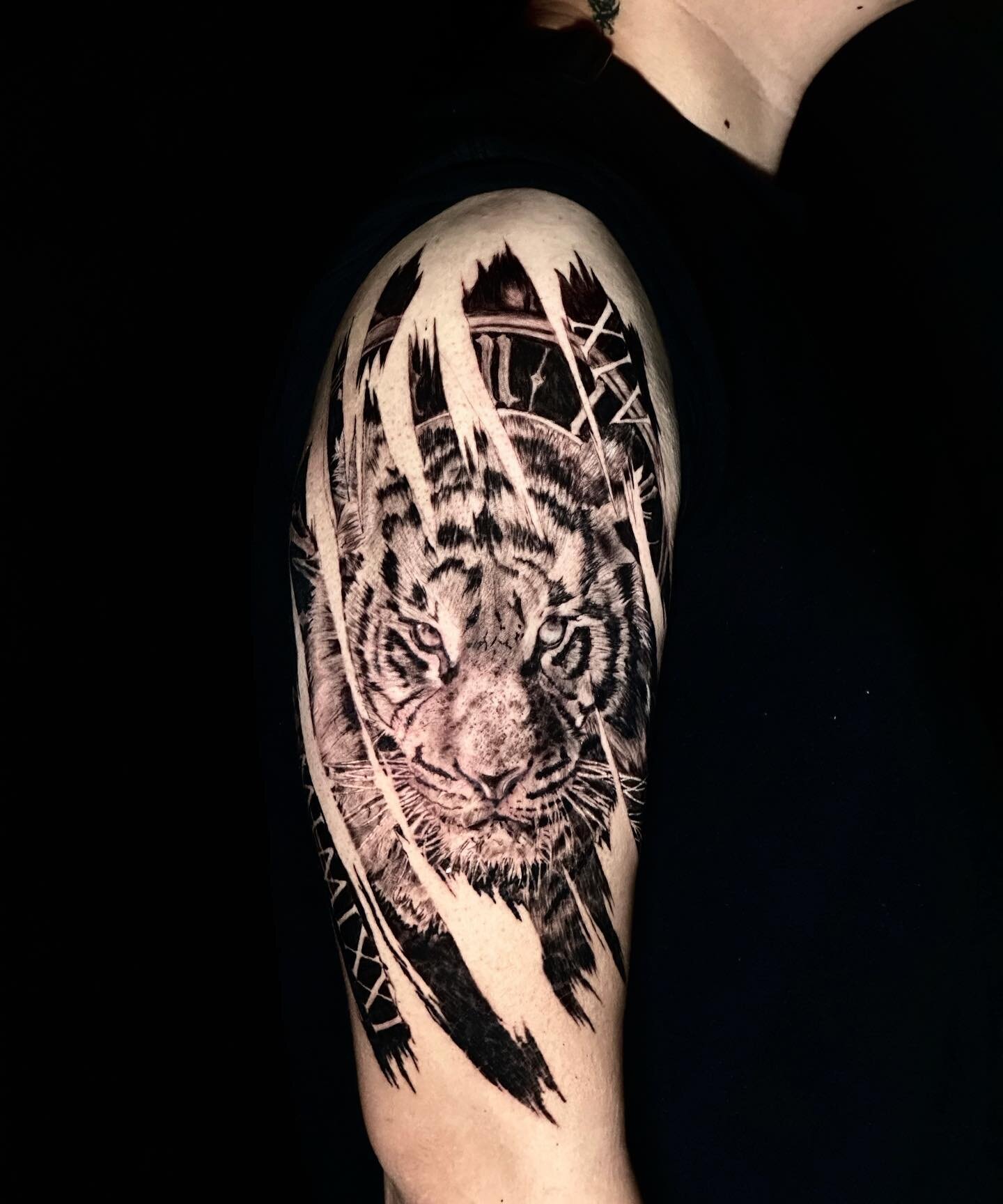 Tiger tattoo done in 9 hours. The skin is still peeling from the previous session. Can't wait to see you in the next projects. Thabk you