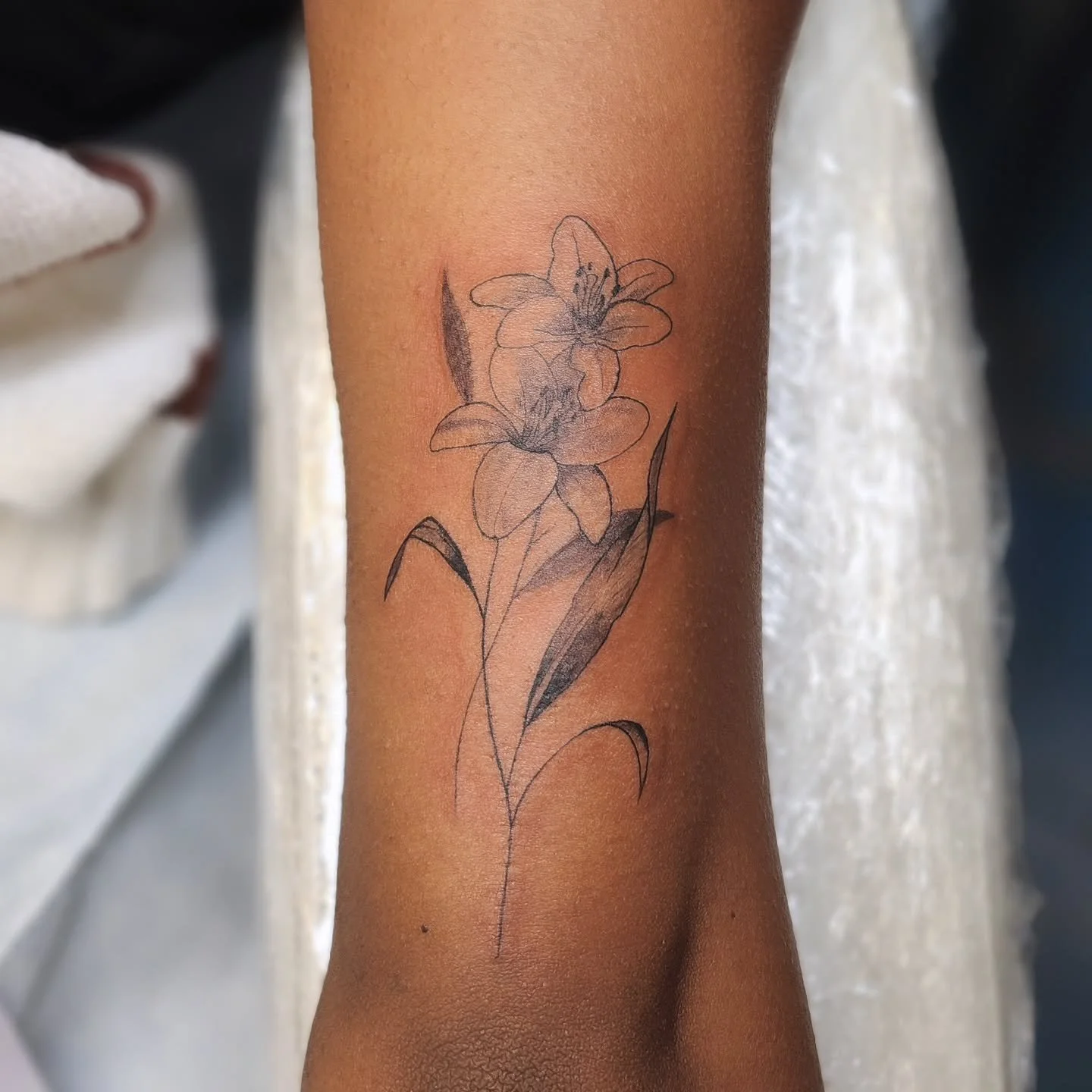 First Tattoo of 2025 and its one of my favorite flowers! Thank you to everyone who trusted me in 2024 😊🫶🏽❤️ 
My January and February books are open and ready for yall, let's have fun and make 2025 another great one 🤘🏽
.
.
.
.
.
.
.
##georgiatat
