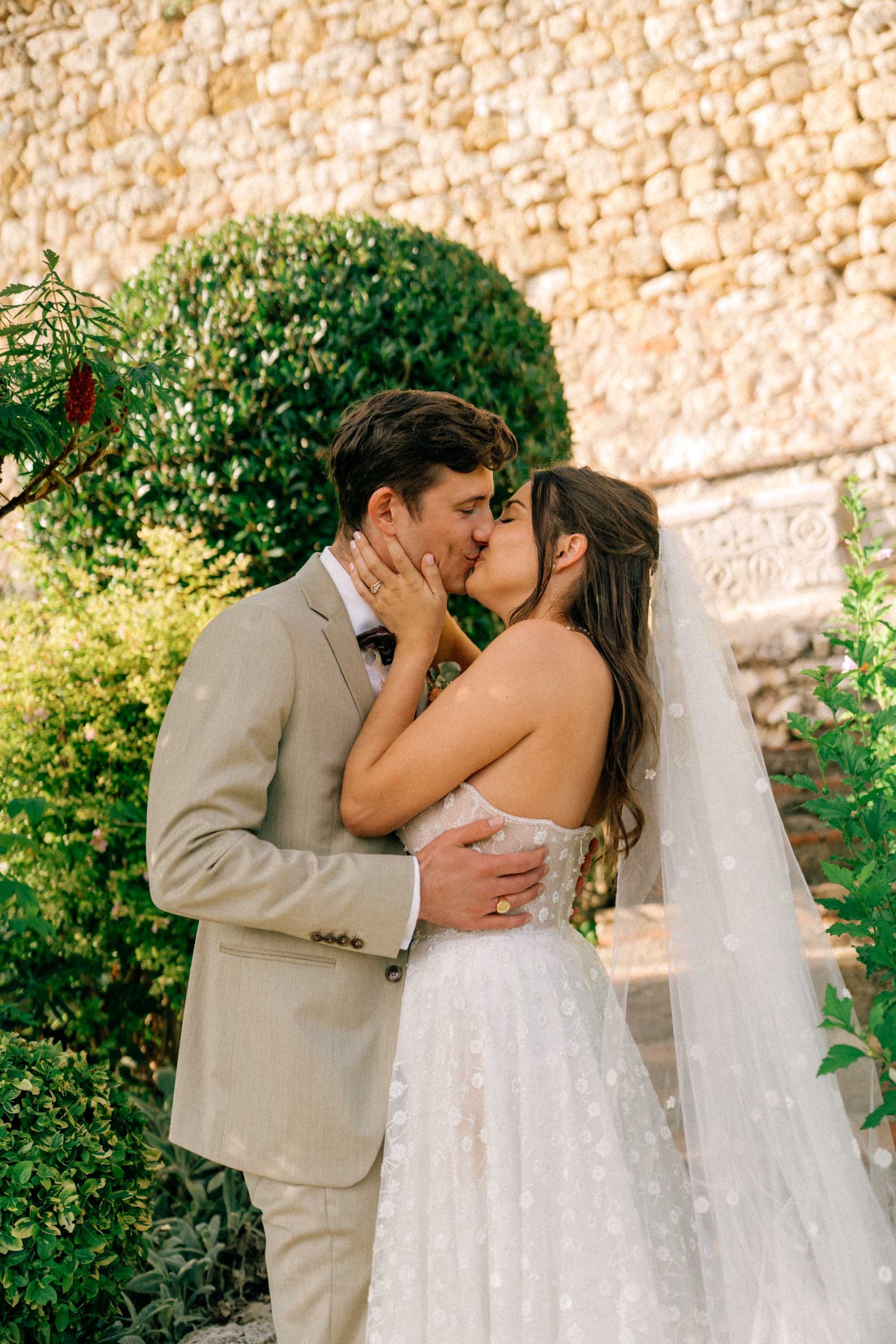 DANS LA COUR DU CHÂTEAU